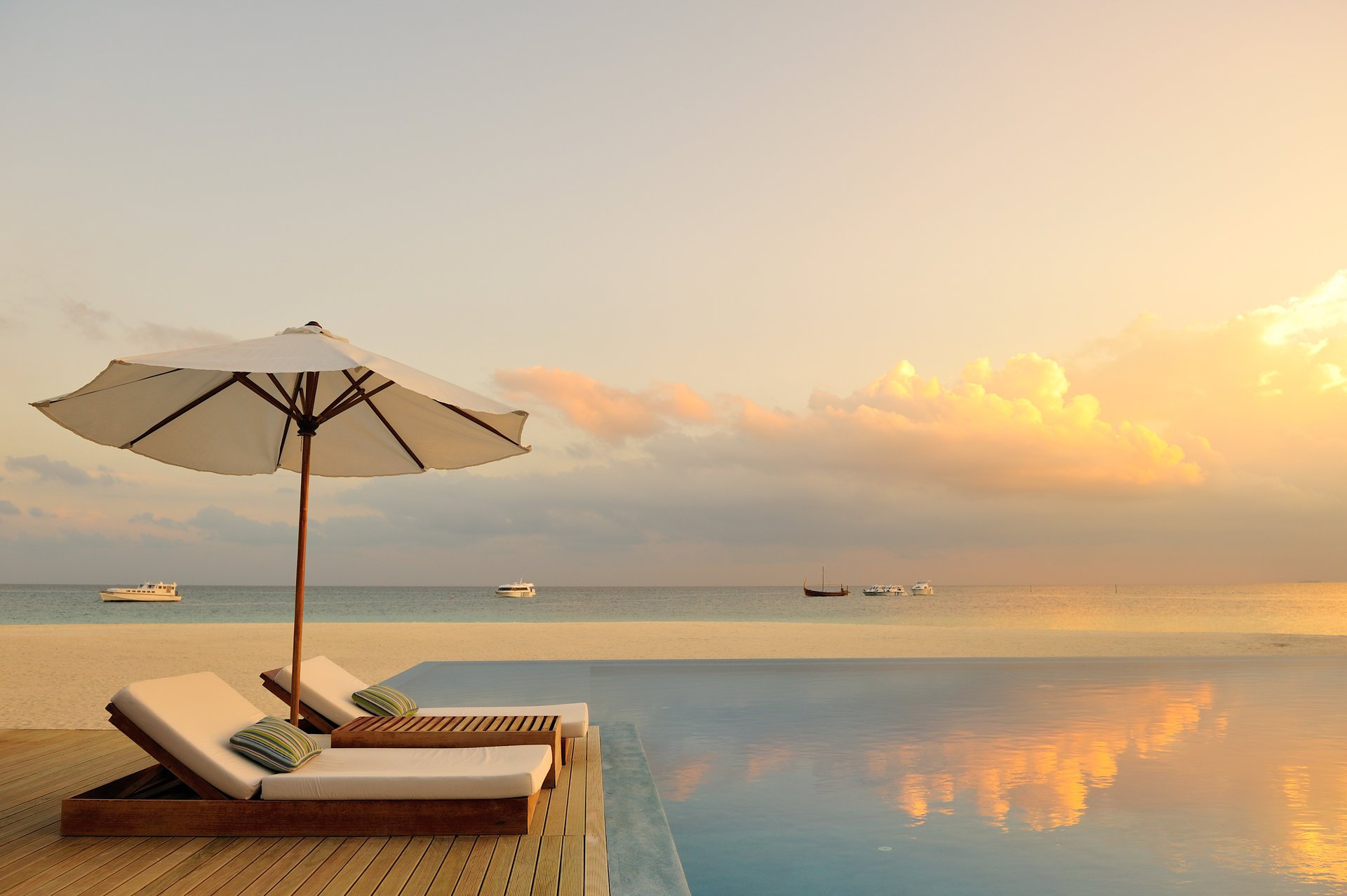 pool the ocean paradise the maldives chaise