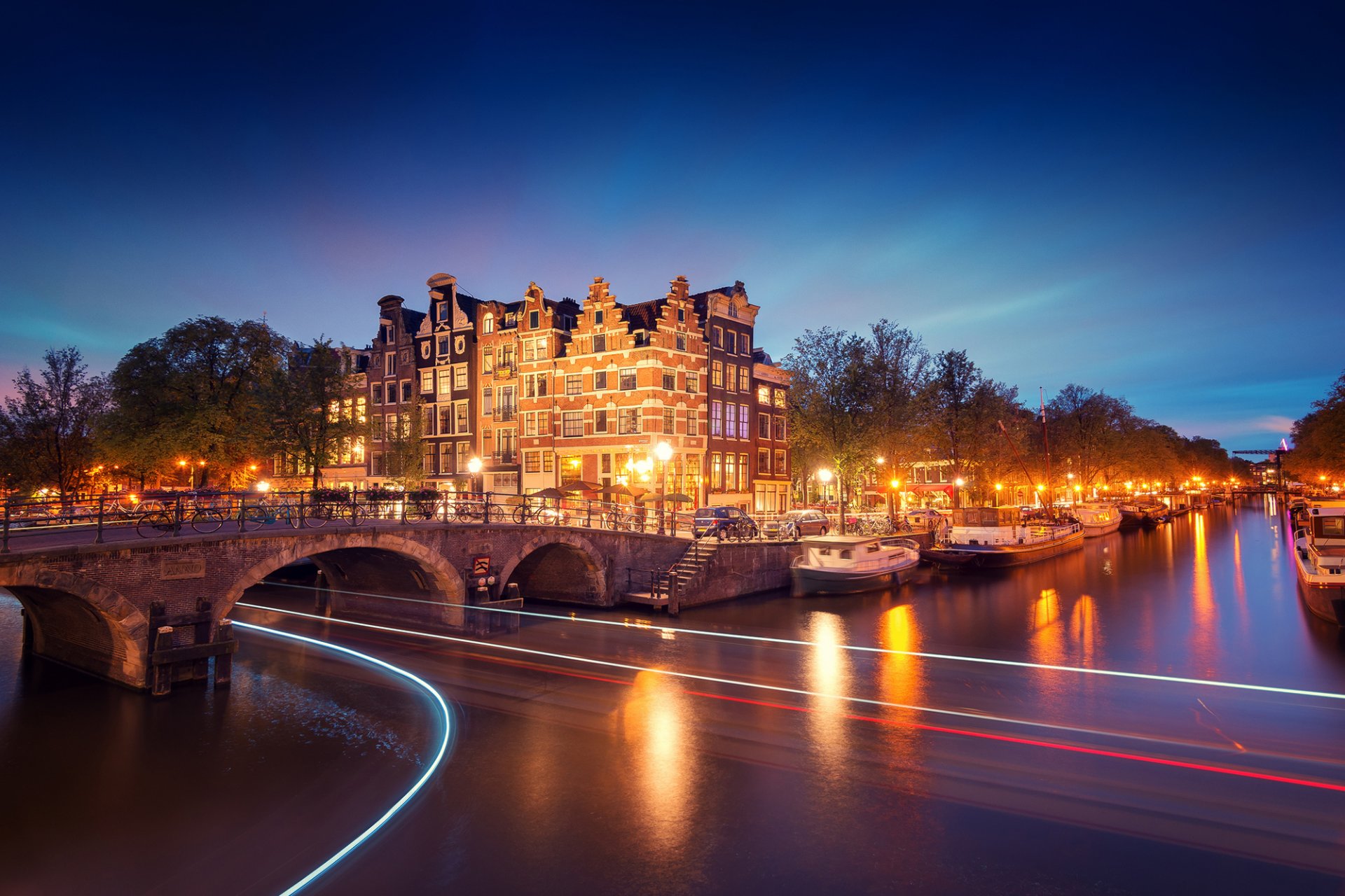 amsterdam holanda del norte países bajos holanda ciudad noche puente canal luces exposición luz iluminación linternas río barcos árboles