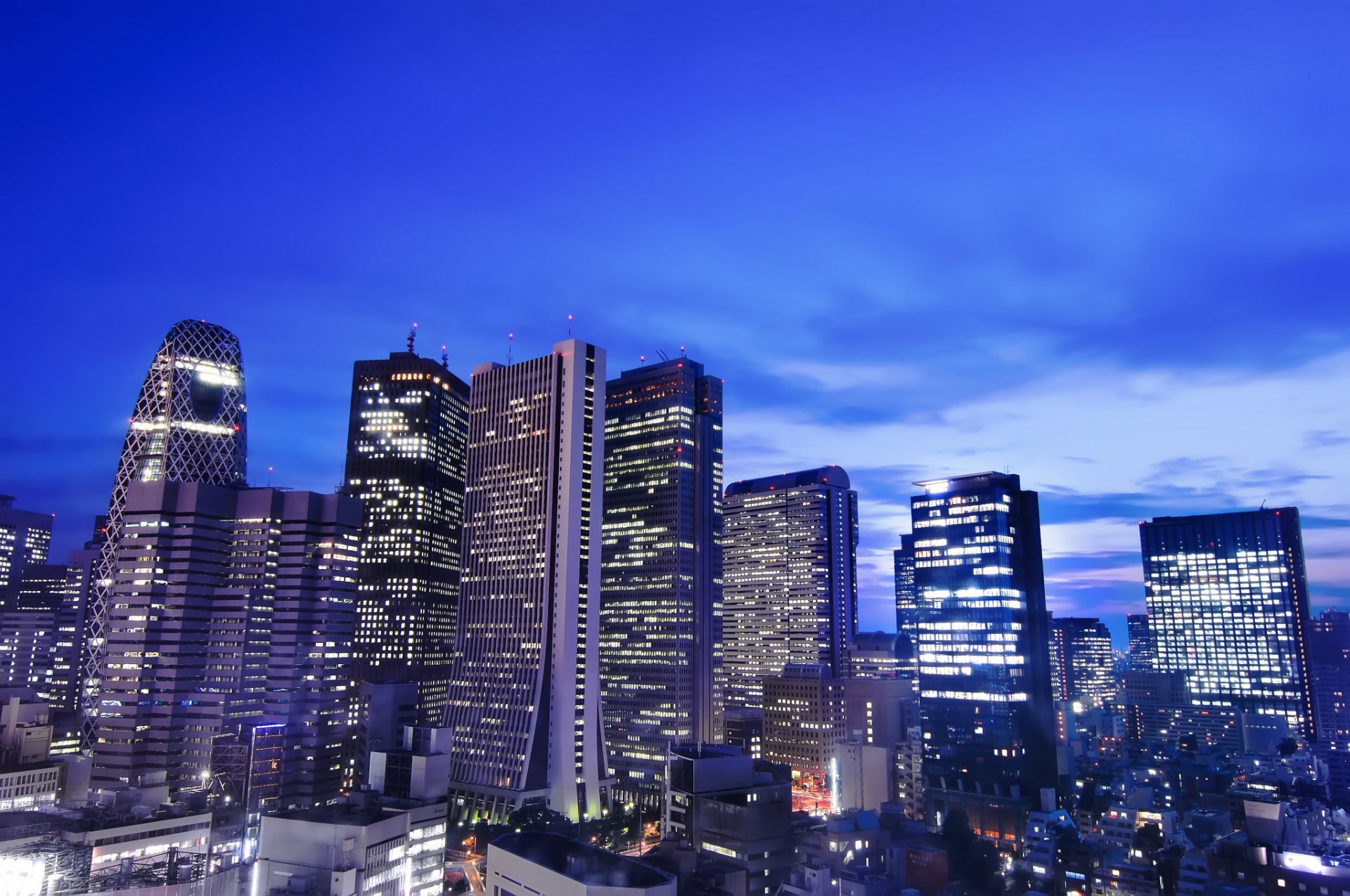 japonia tokio kapitał stolica metropolia światła oświetlenie domy budynki drapacze chmur noc błękit niebo chmury