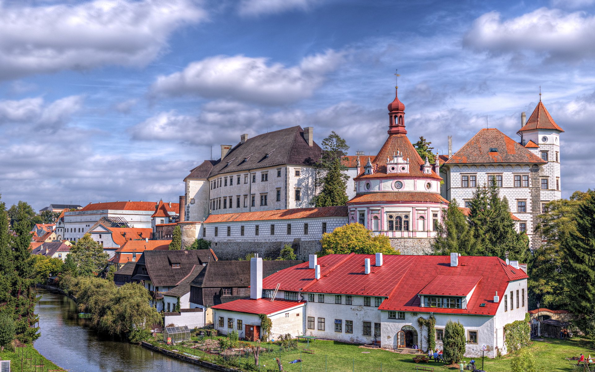 städte tschechisch republik tschechische republik schloss häuser architektur fluss bäume himmel wolken