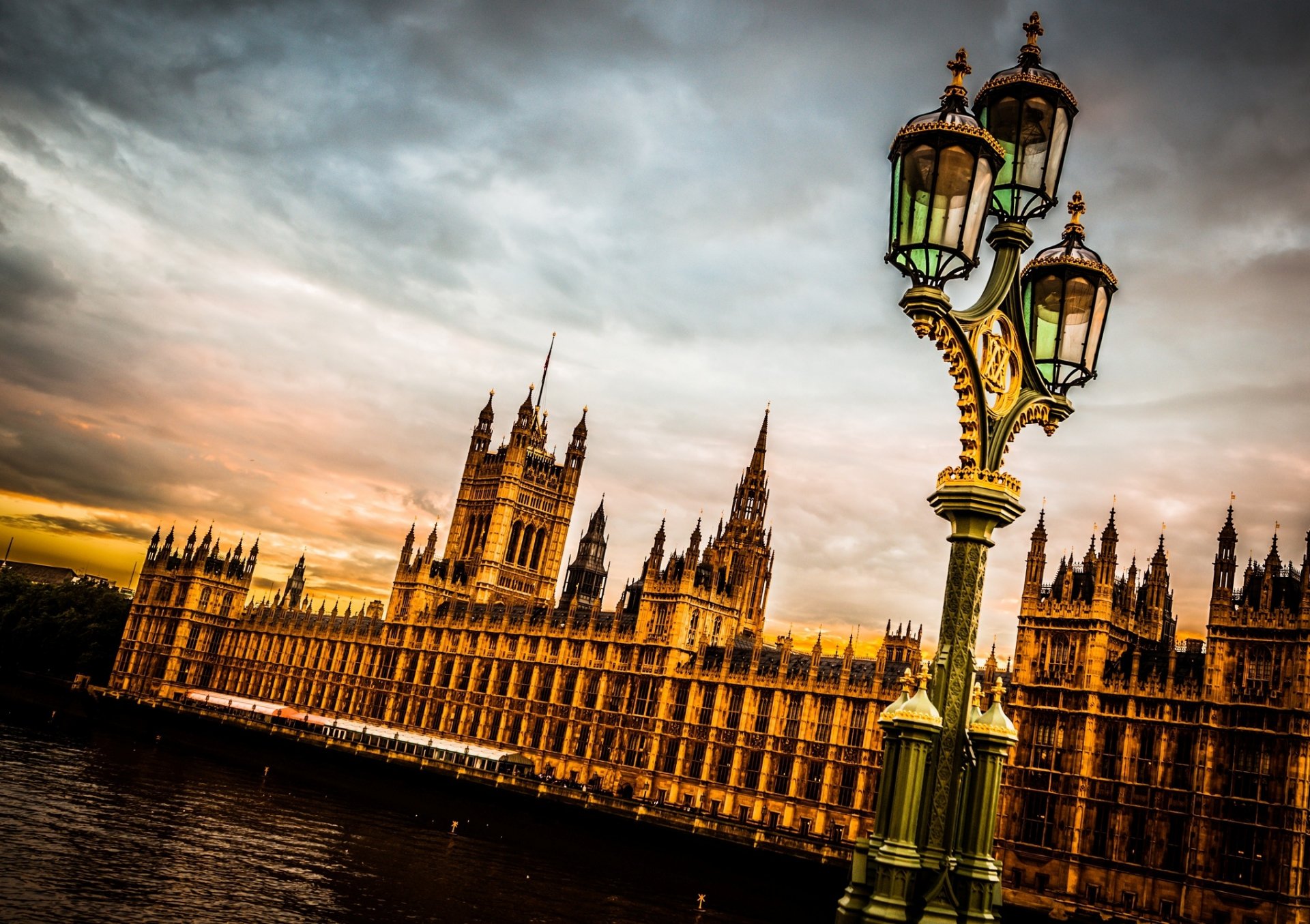 palacio de westminster londres inglaterra reino unido linterna río támesis thames ciudad cielo nubes noche