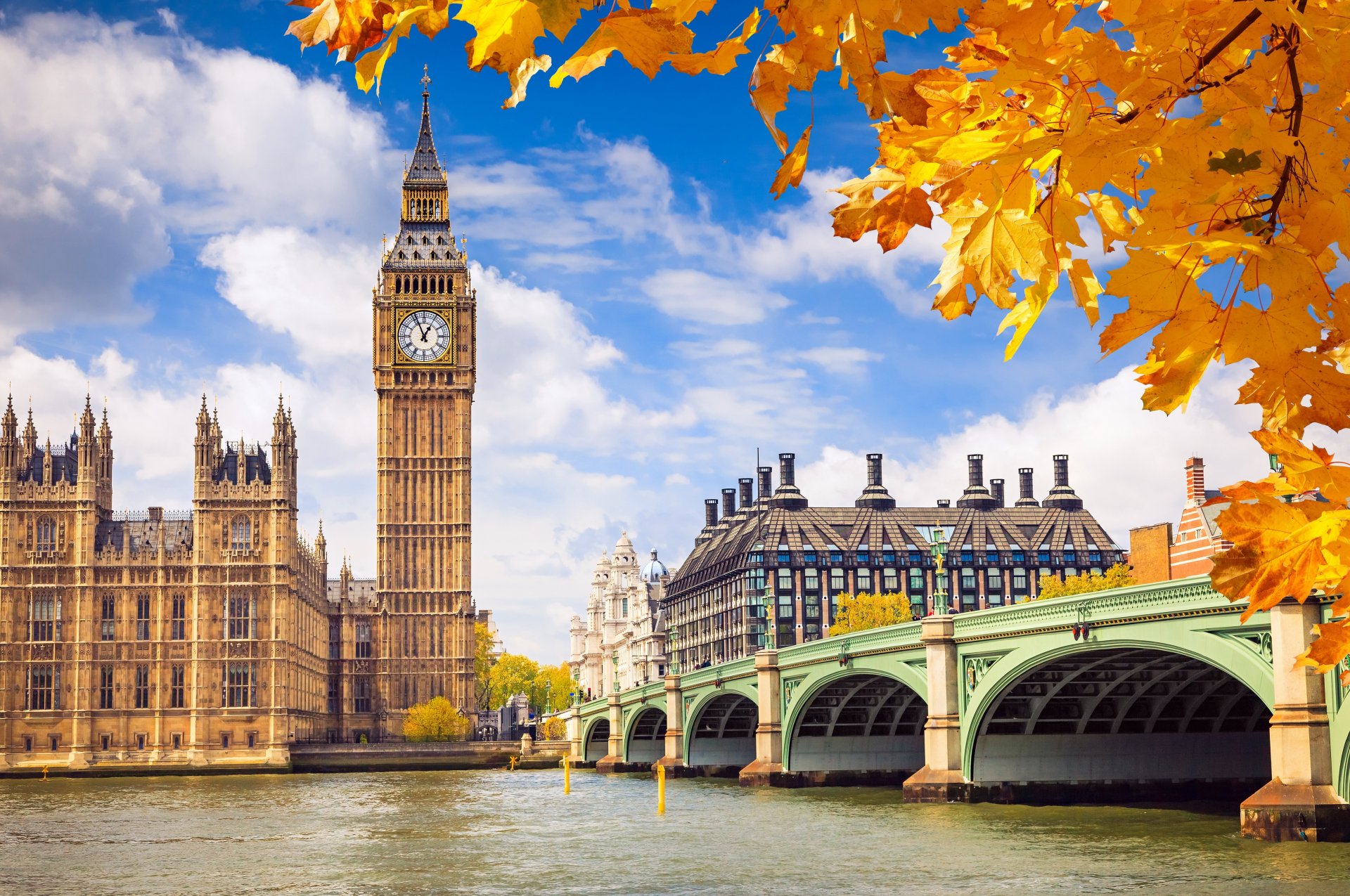 london england westminster-palast big ben großbritannien big ben brücke thames themse fluss gebäude architektur himmel wolken herbst hintergrund blätter gelb