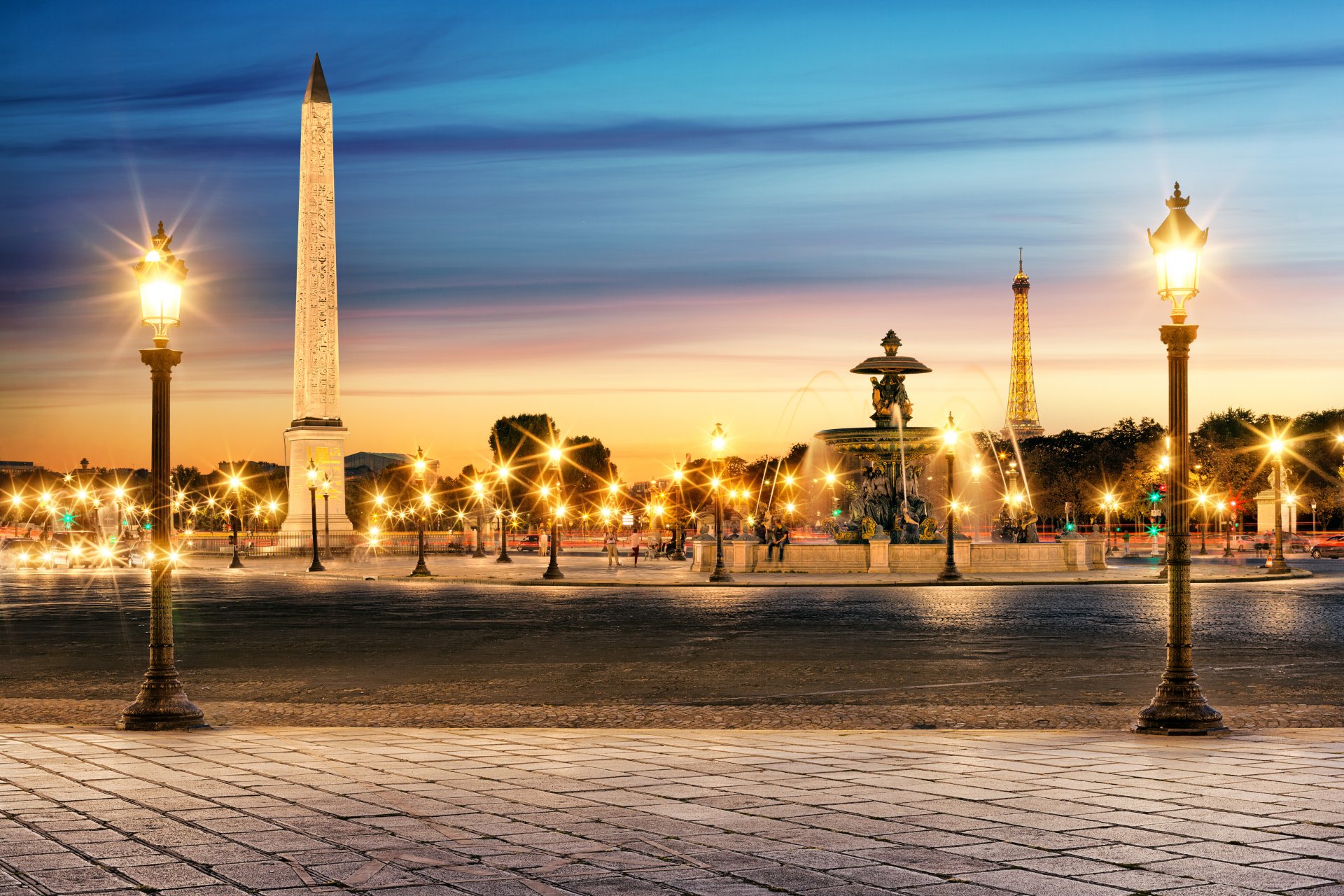 place de la concord obélisque de louxor la tour eiffel paris frankreich place de la concord place de la concorde luxor-obelisk brunnen eiffelturm stadt laternen abend menschen beleuchtung