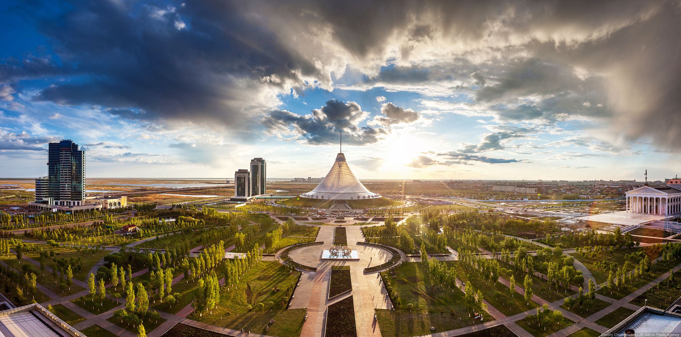 kazajstán astana khan shatyr parque casas árboles cielo nubes