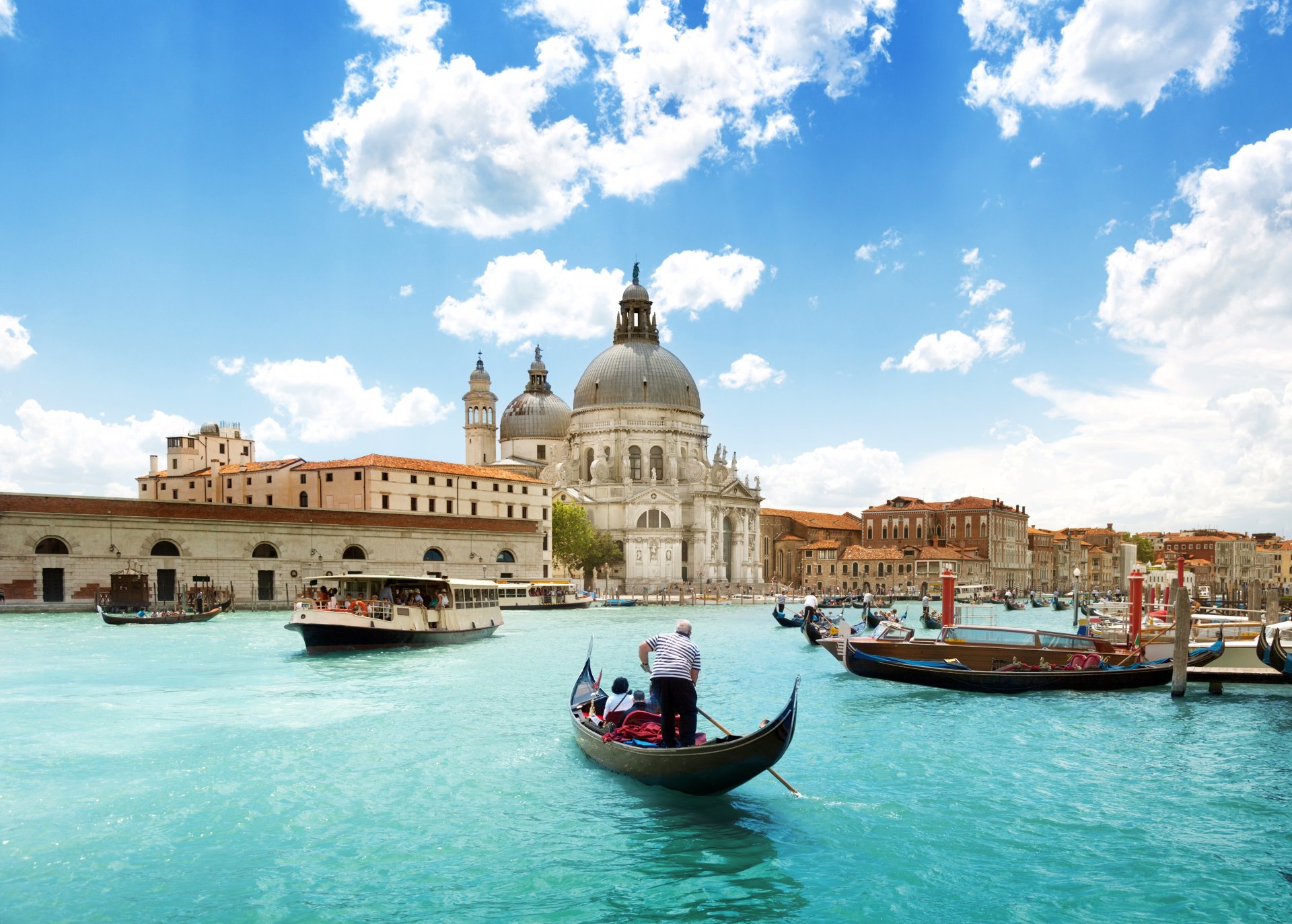 basílica de santa maria della salute catedral santa maria della salute italia venecia ciudad canal grande gran canal mar góndolas barcos gente arquitectura cielo nubes