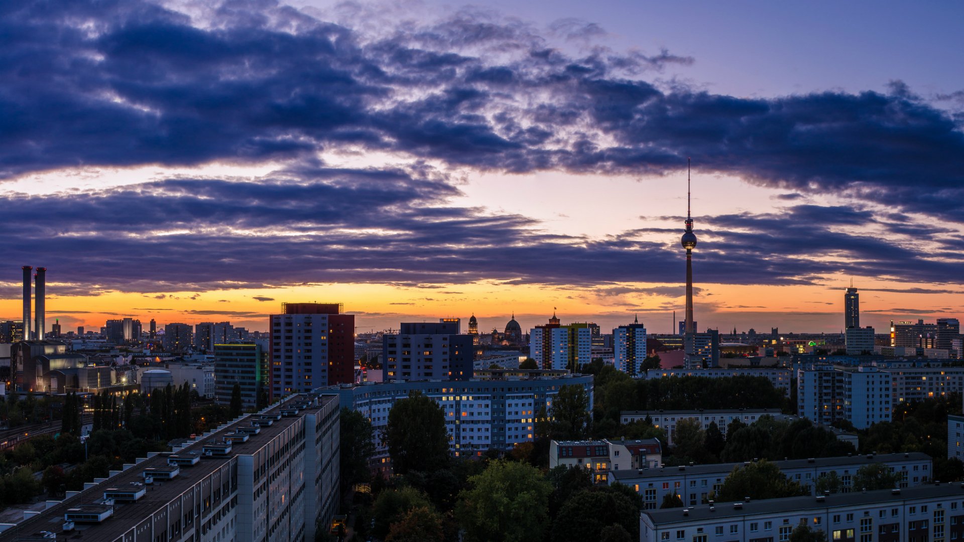 allemagne berlin ville capitale panorama maisons bâtiments tour de télévision soirée orange coucher de soleil lilas ciel nuages