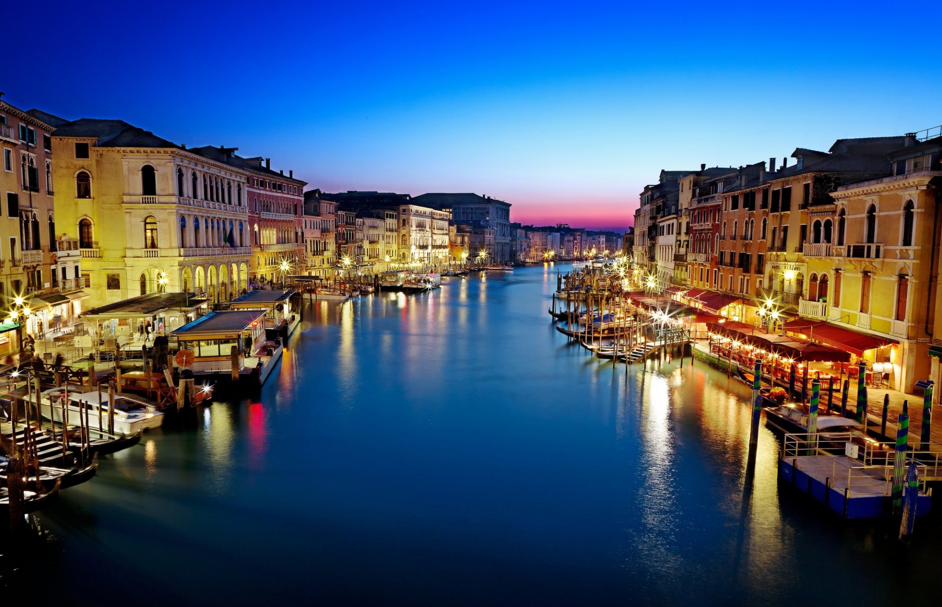 wenecja włochy canal grande canal grande miasto wieczór zachód słońca domy budynki gondole łodzie morze woda odbicie oświetlenie