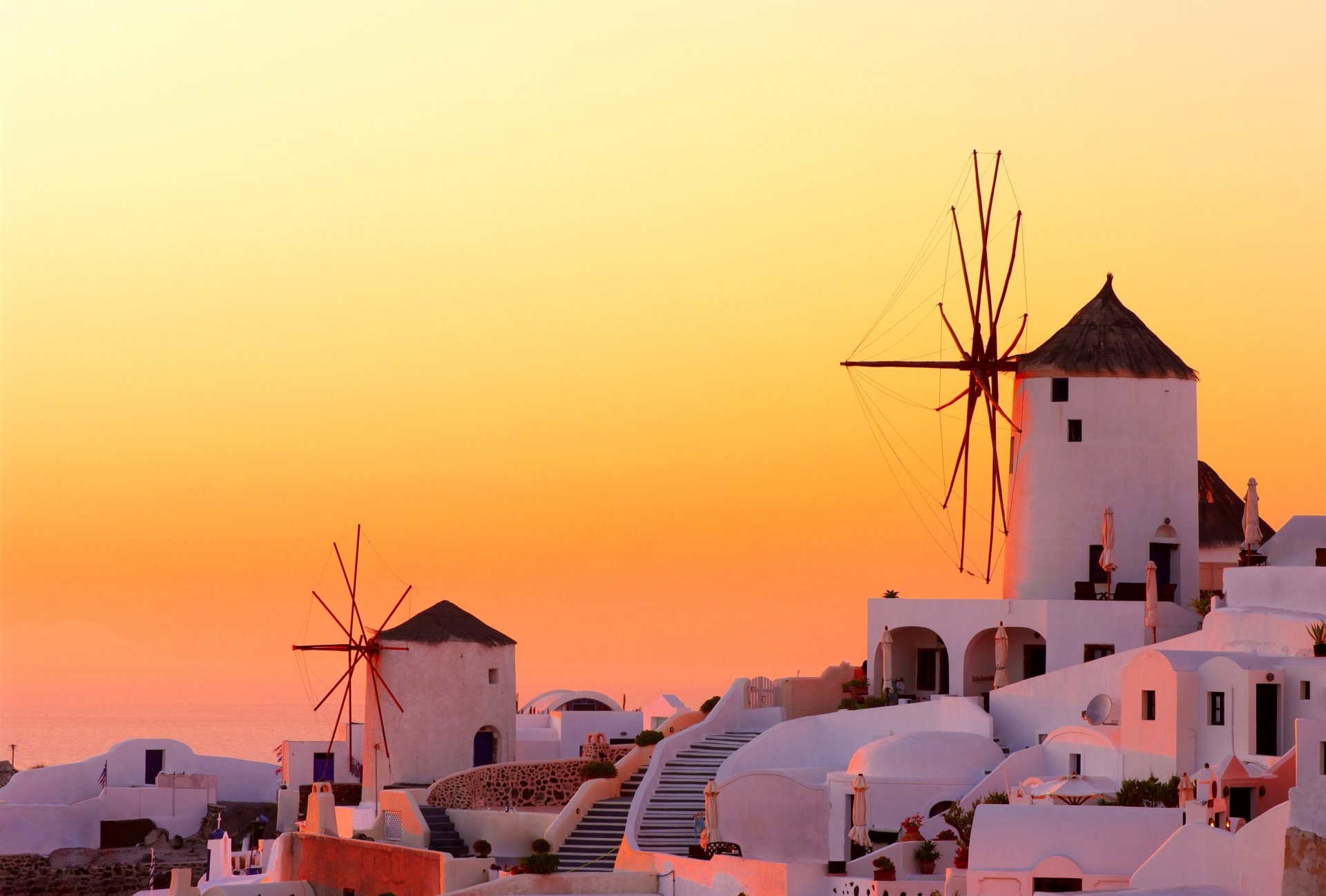 grecia oia santorini città mulini a vento sera tramonto case