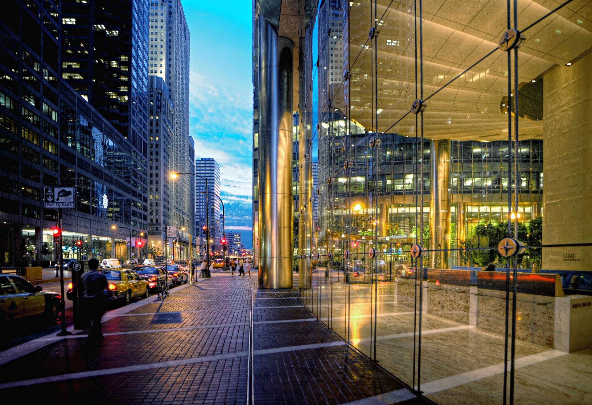 zentrum illinois chicago usa straße trattoire autos abend taxi gebäude wolkenkratzer schaufenster geschäfte stadt