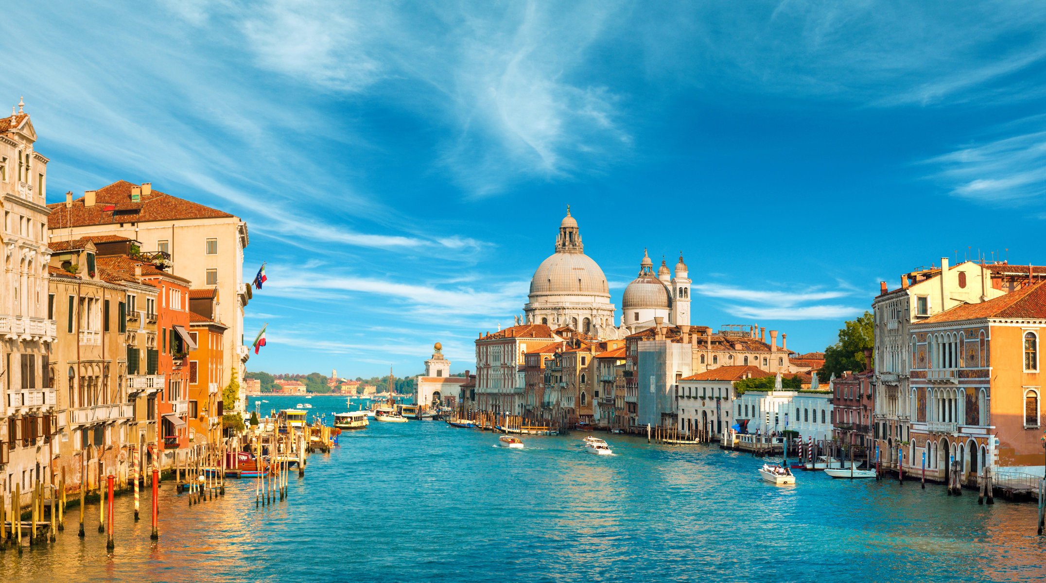 venise italie basilique santa maria della salute santa maria della salute cathédrale canal grande grand canal ville architecture bâtiments mer bateaux canal gondoles ciel nuages