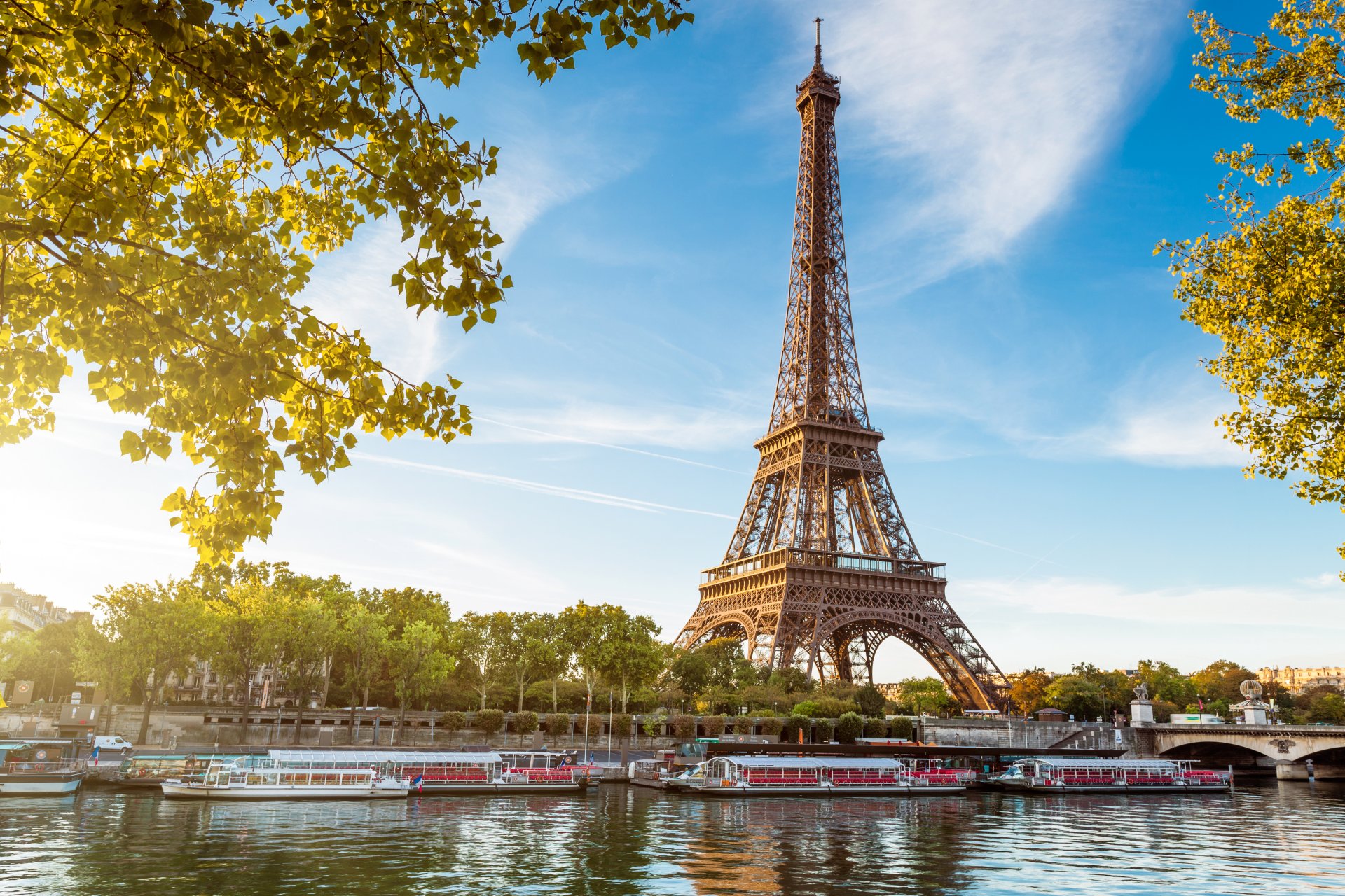 paryż francja la tour eiffel wieża eiffla sekwana rzeka woda fale łodzie most słońce światło drzewa