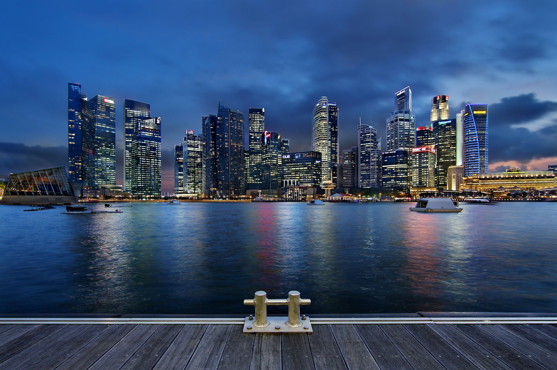 singapur jardines de la bahía noche arquitectura rascacielos linternas cielo azul nubes cielo azul ciudad-estado metrópolis luces iluminación bahía