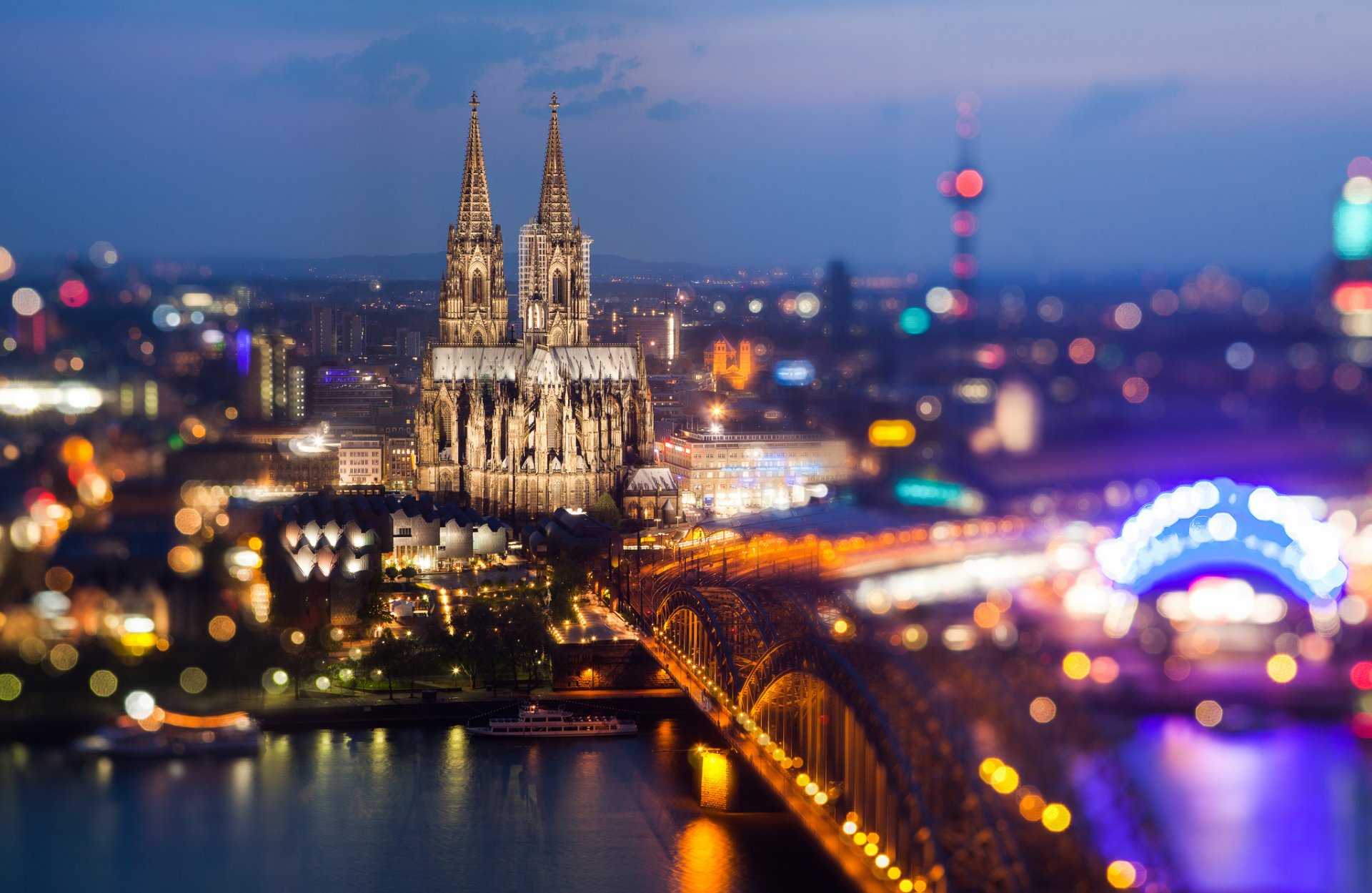 colonia köln colonia alemania catedral de colonia dom kölner catedral de colonia iglesia puente hohenzollern hohenzollernbrücke puente río rin ciudad noche luces bokeh