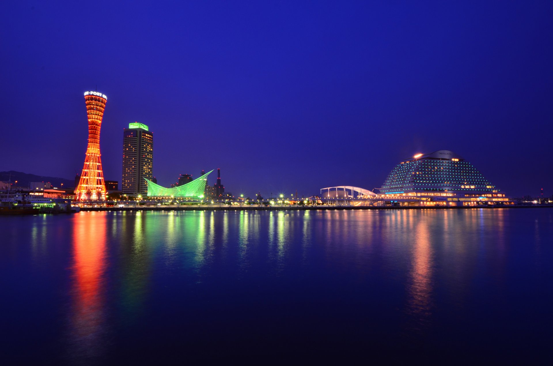 japon honshu kobe ville port bâtiments tour éclairage nuit bleu ciel