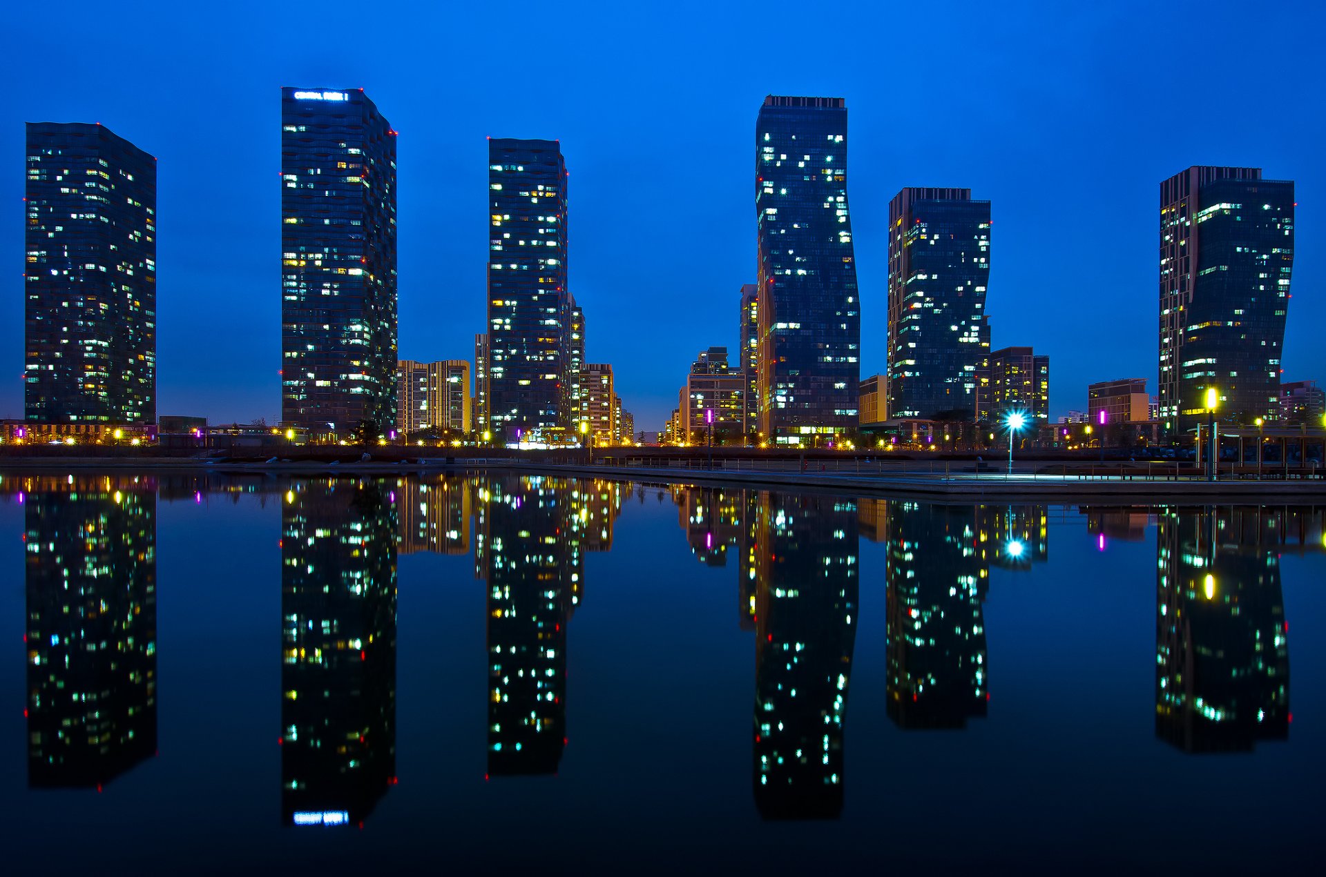 asie corée ville incheon songdo central park gratte-ciel maisons eau réflexion nuit lumières