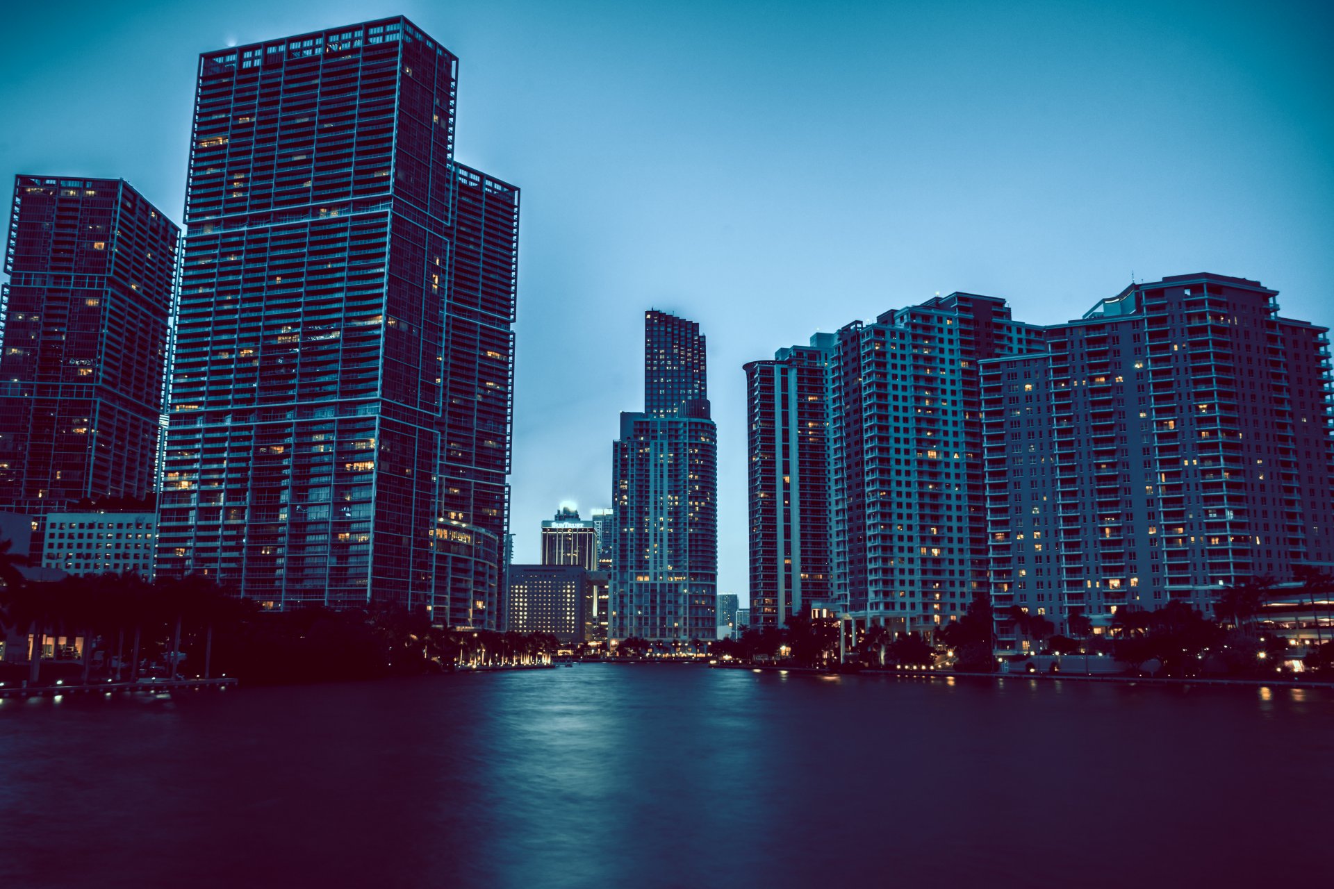 miami floride soirée lumières eau maisons gratte-ciel