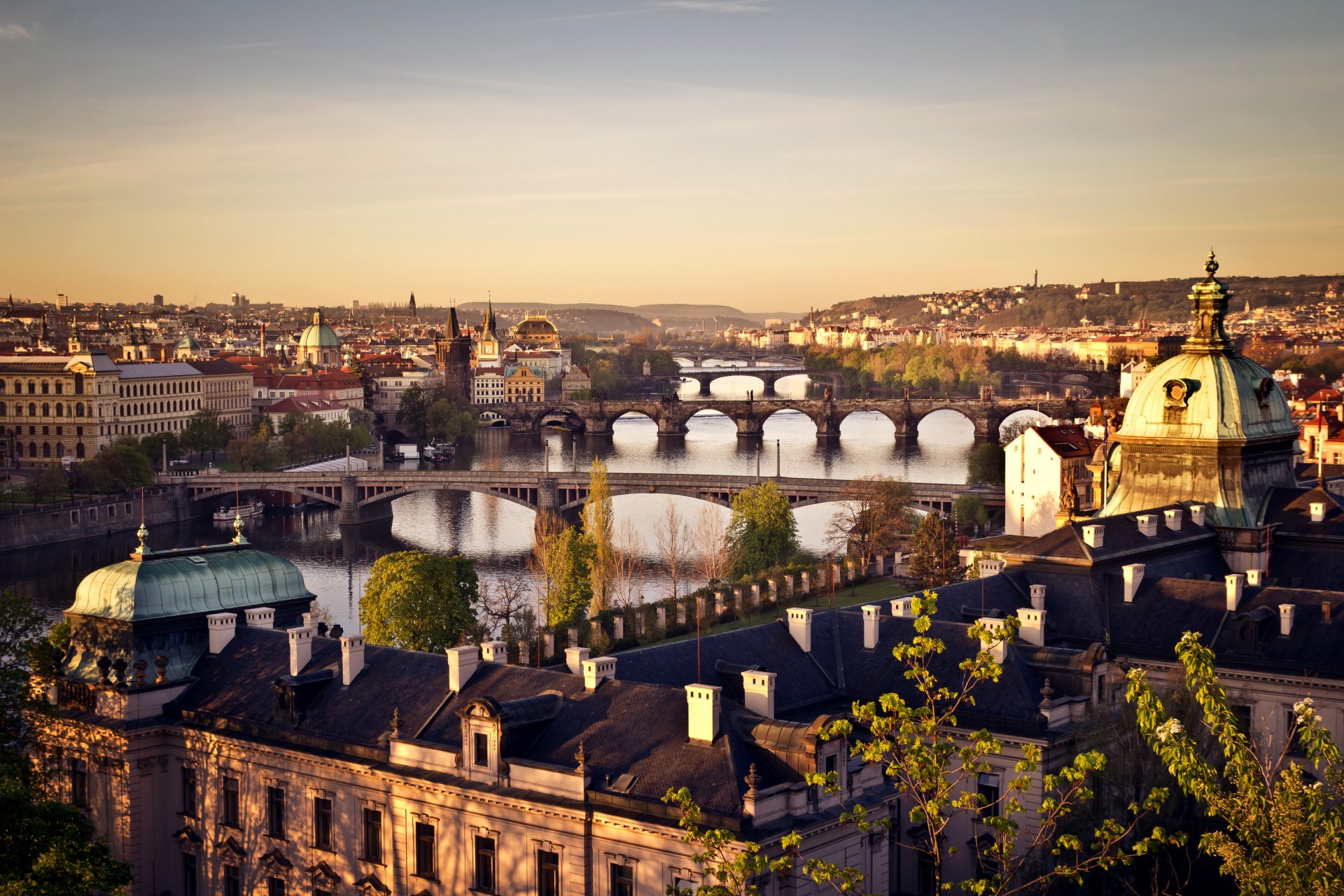 česká republika czechy czechy praga miasto mosty rzeka wełtawa panorama świt domy budynki drzewa dachy