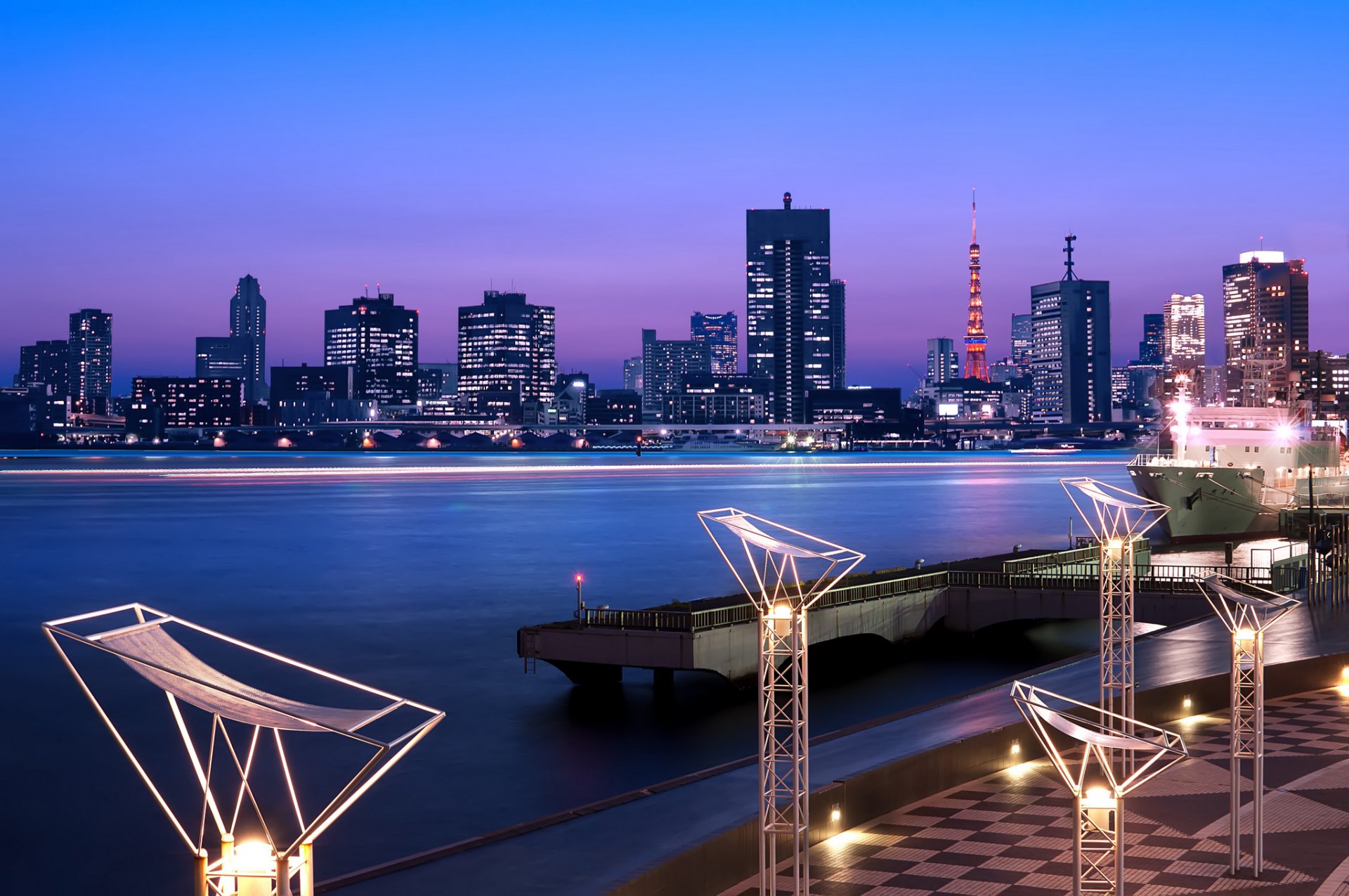 giappone tokyo capitale capitale metropoli luci illuminazione esposizione torre case edifici grattacieli baia notte blu lilla cielo