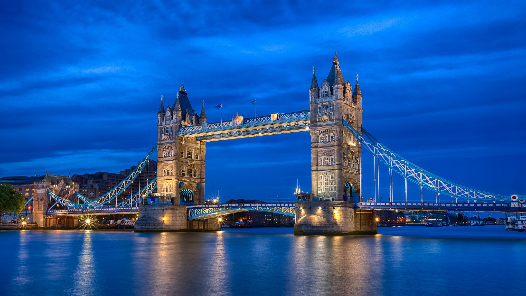 reino unido inglaterra londres capital río támesis puente de la torre iluminación noche azul cielo