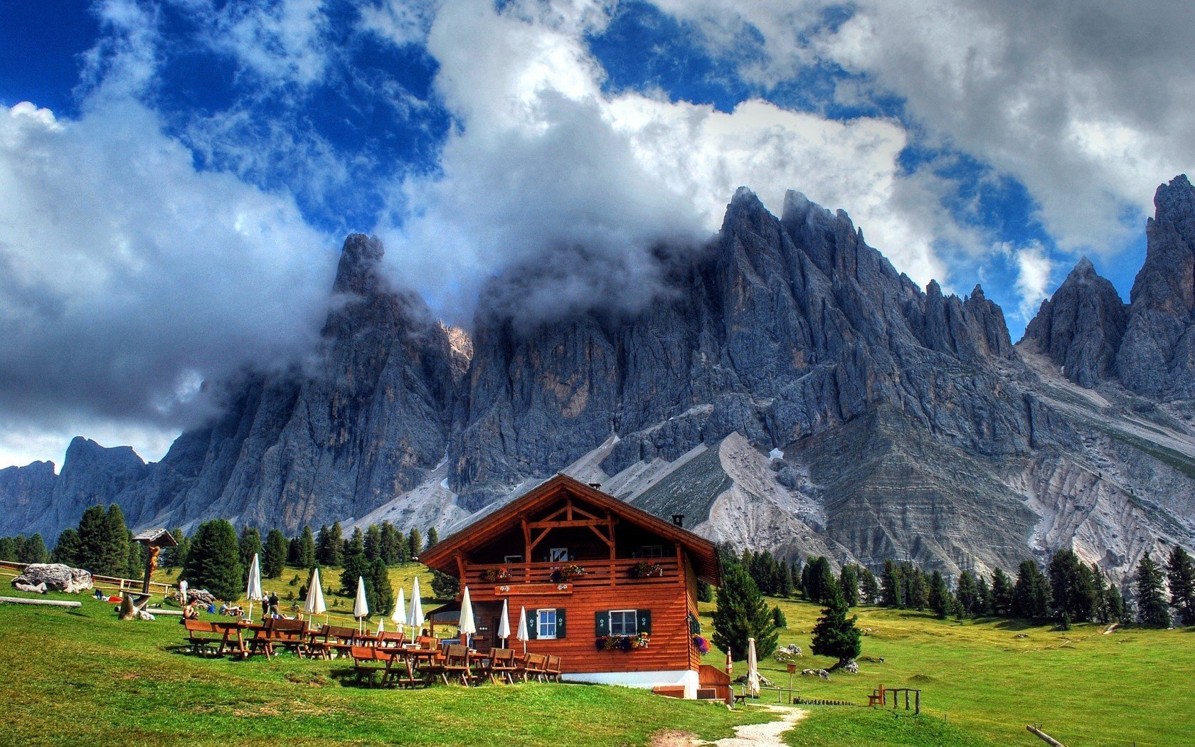 alberi casa montagne erba nuvole