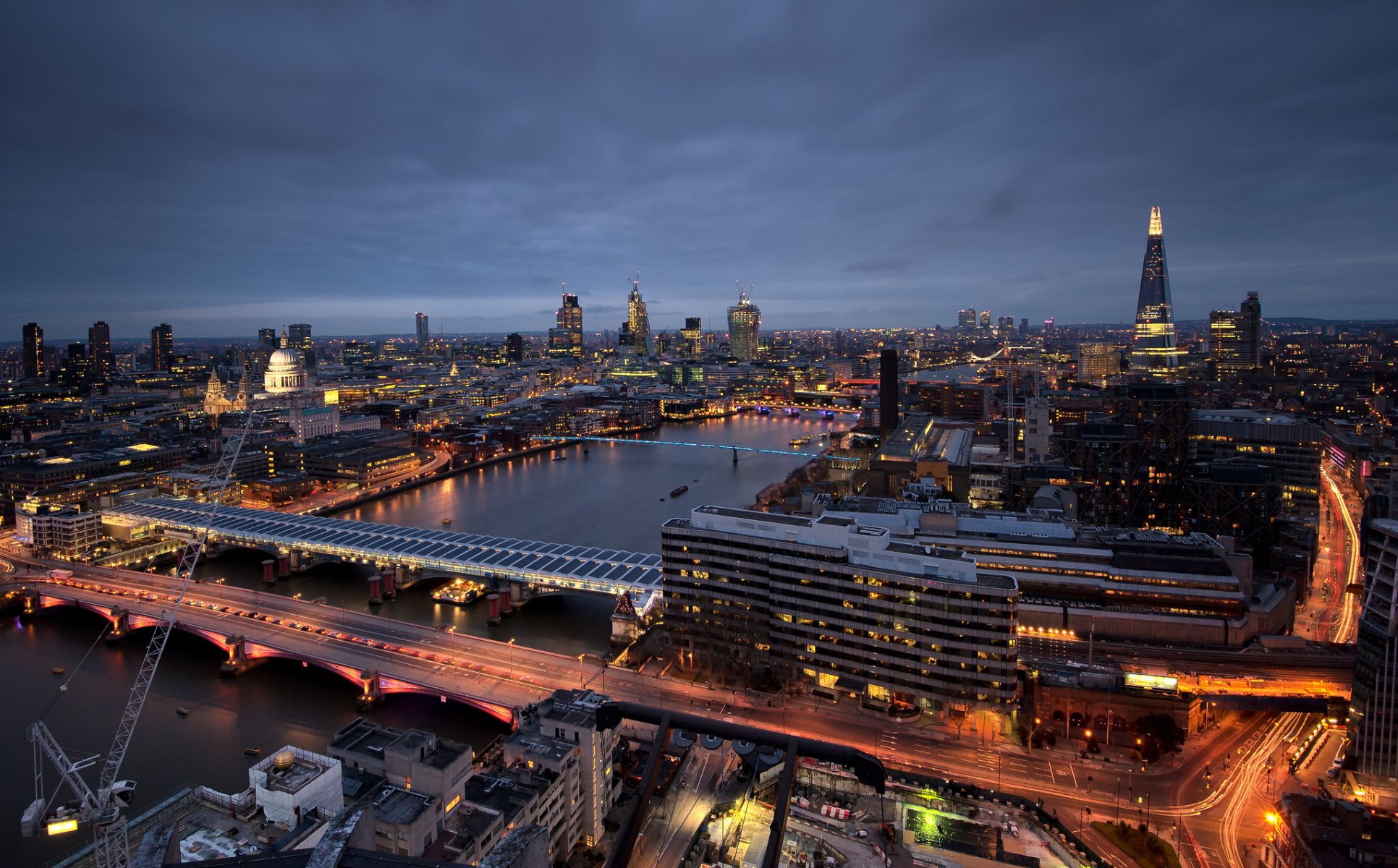 wielka brytania anglia londyn stolica kanarek molo katedra św. pawła tower bridge stolica tamiza rzeka miasto noc drapacze chmur budynki oświetlenie światła ekspozycja widok wysokość panorama