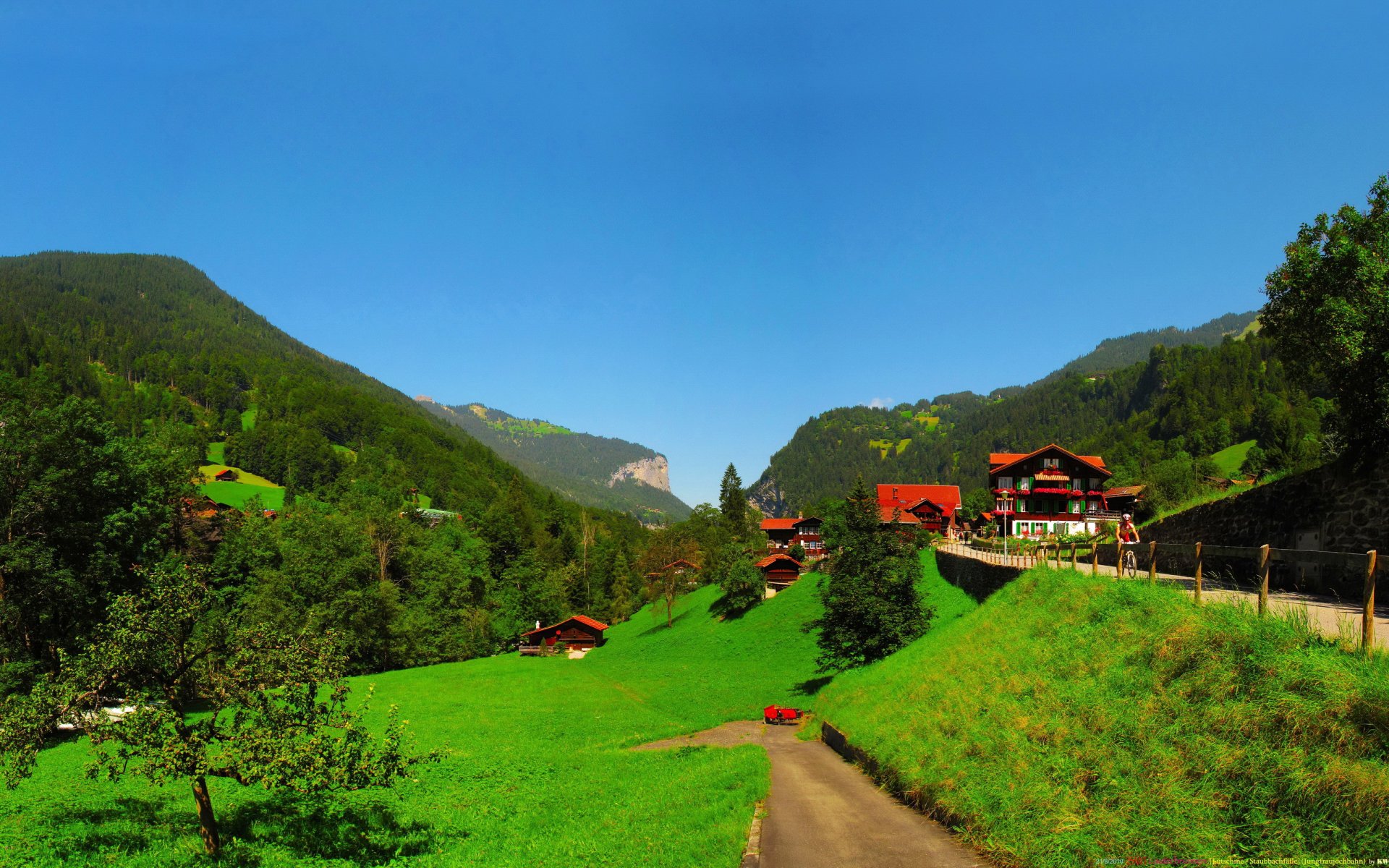 ciudad berna lauterbrunnen país suiza casas camino árboles hierba día verano hombre bicicleta arte paisaje