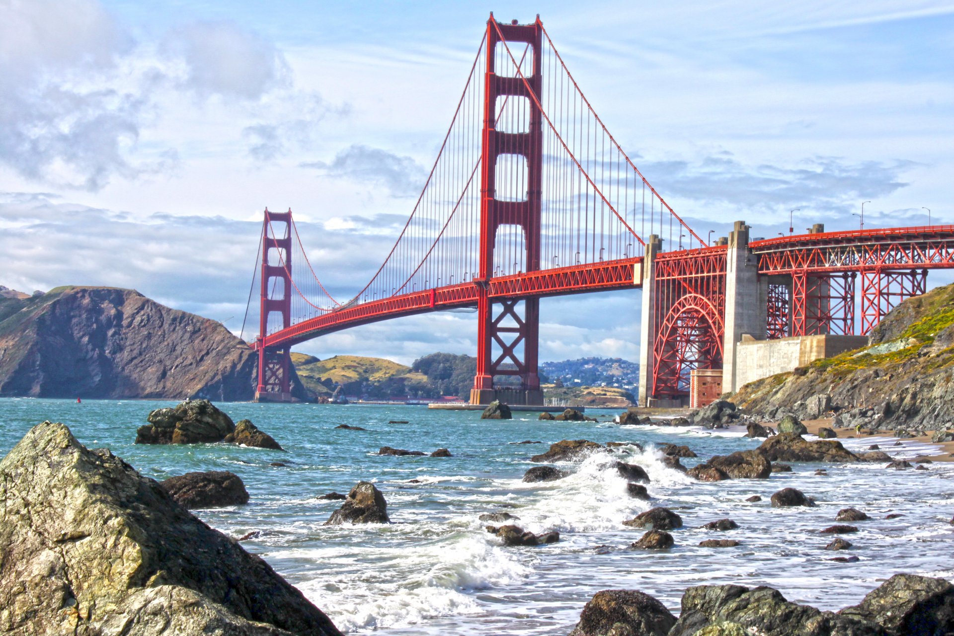 brücke goldenes tor san francisco usa meerenge wasser wellen ufer steine himmel wolken