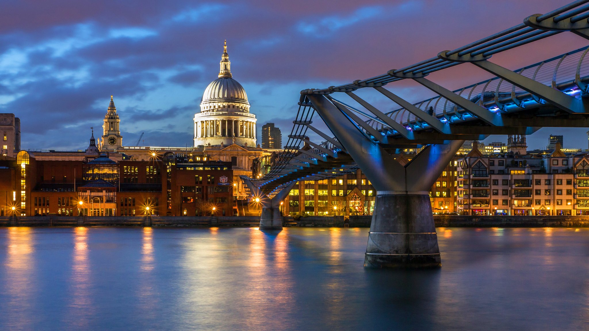 millennium bridge millennium cattedrale di st paul londra inghilterra regno unito città sera illuminazione illuminazione case edifici fiume tamigi tamigi luci acqua riflessione cielo nuvole