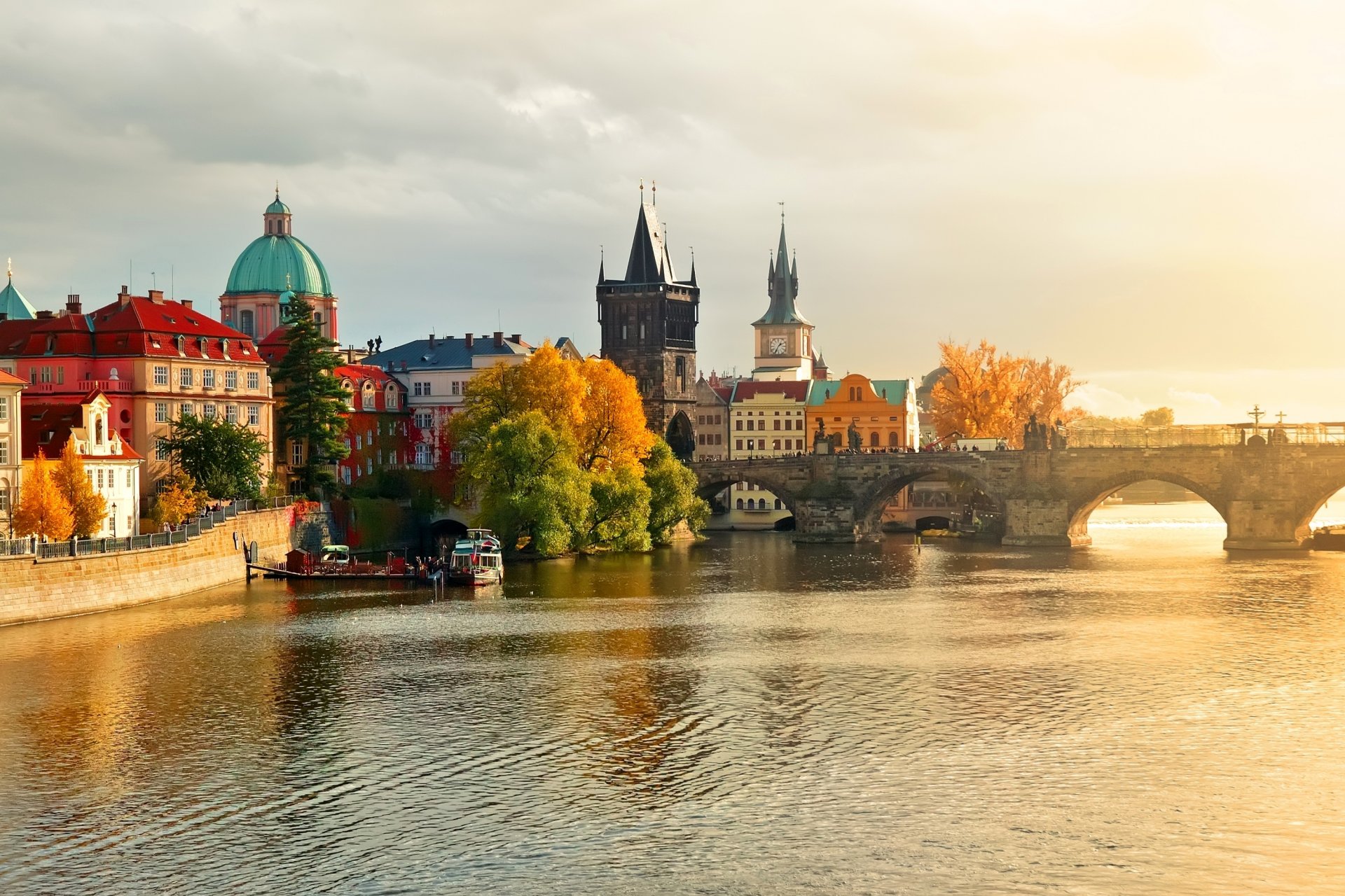 praga miasto karlův most most karola česká republika czechy czechy czechy republika rzeka wełtawa woda łodzie budynki domy natura jesień