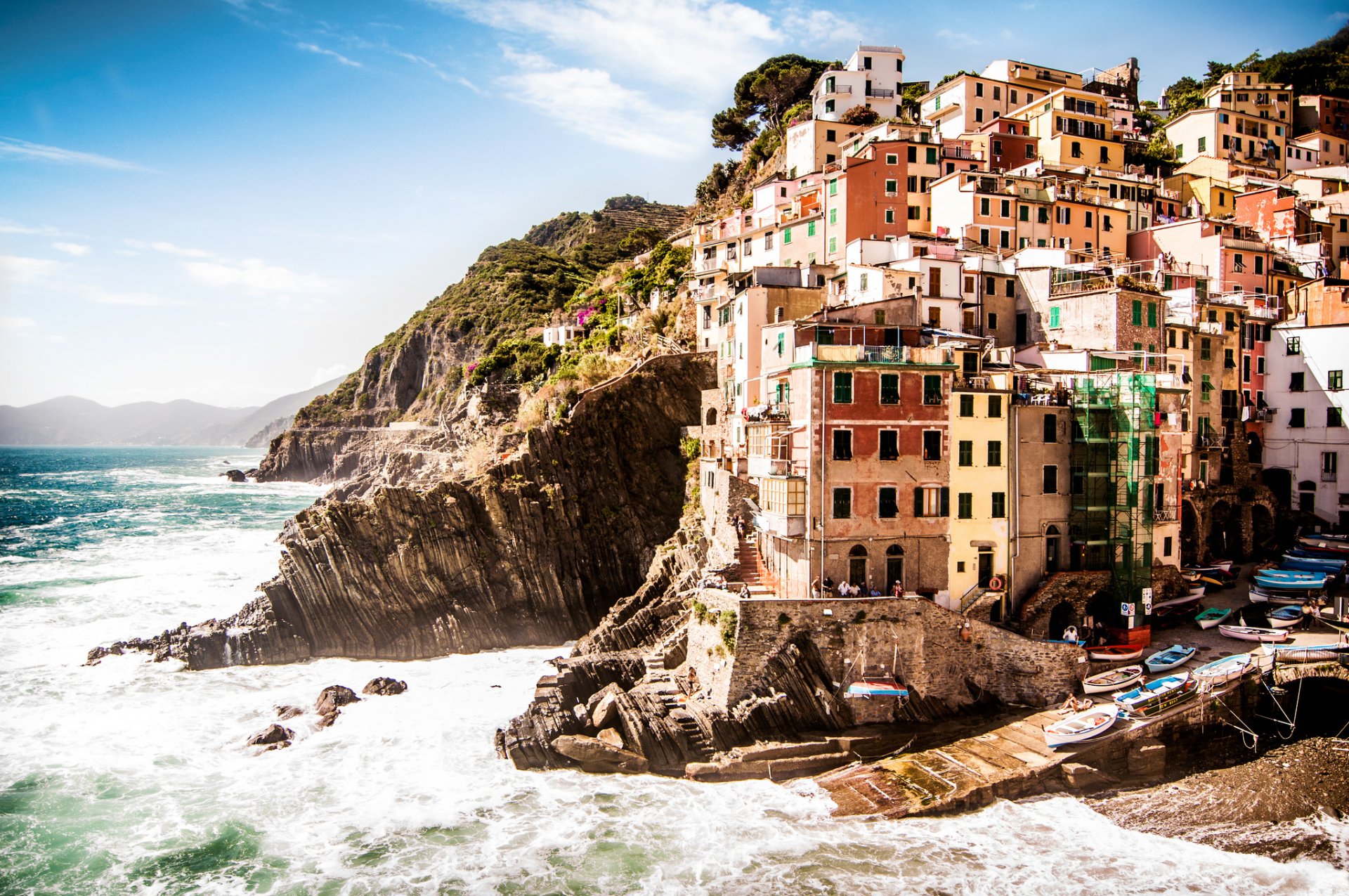 riomaggiore prowincja la spezia cinque terre włochy spezia cinque terre wybrzeże morze domy budynki natura skały krajobraz