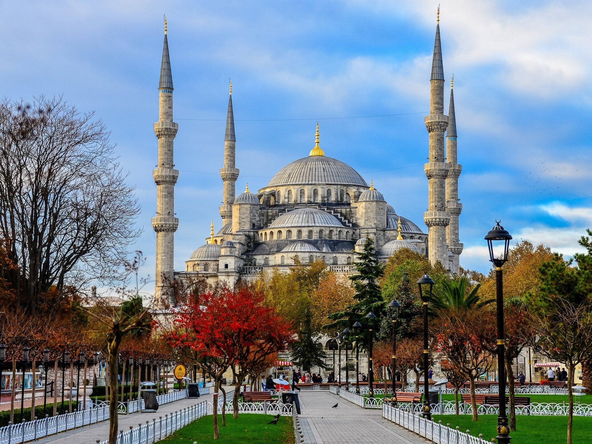 blaue moschee istanbul türkei sultan-ahmet-moschee laternen bäume platz