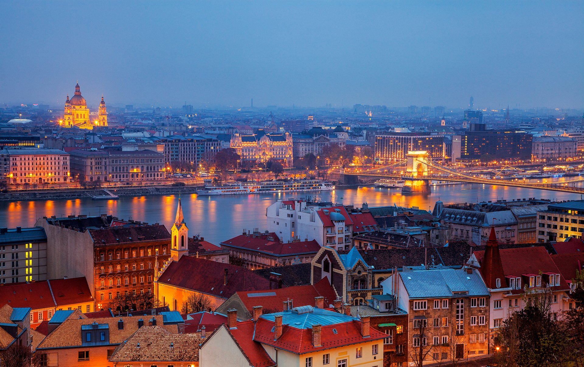 budapeszt węgry miasto panorama budynki domy dachy rzeka most łańcuchowy wieczór