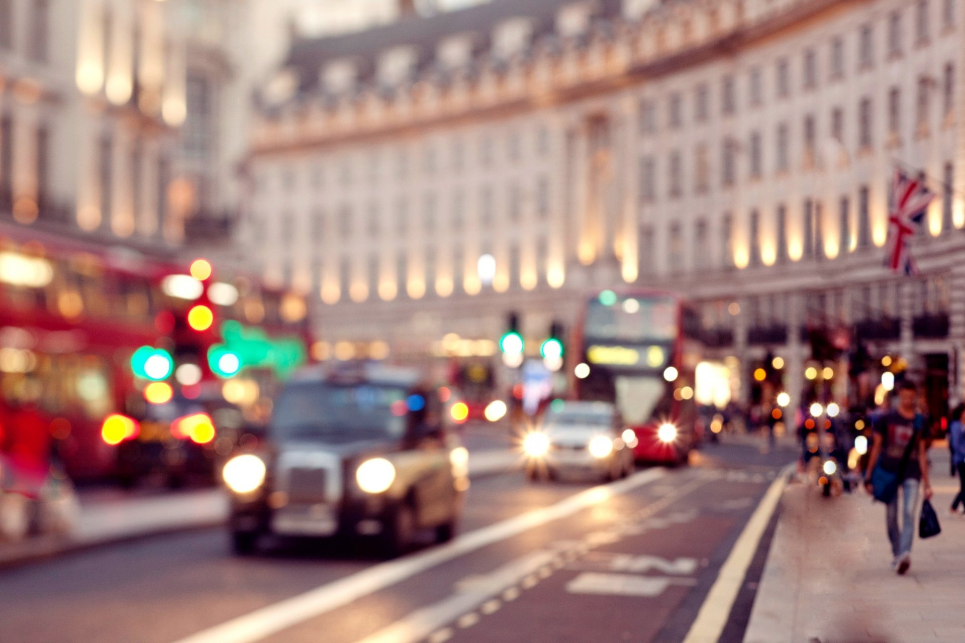 london england großbritannien stadt lichter straße auto taxi straße menschen bokeh unschärfe