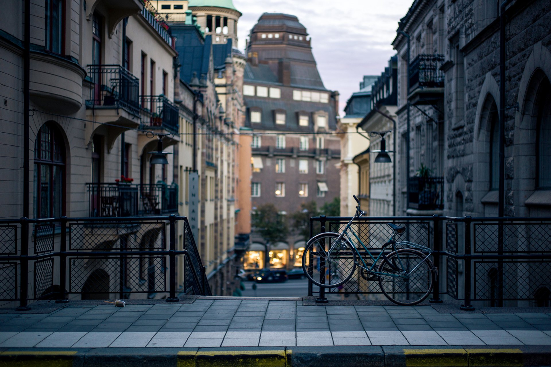 estocolmo suecia noche ciudad calle casas edificios acera bordillo bicicleta