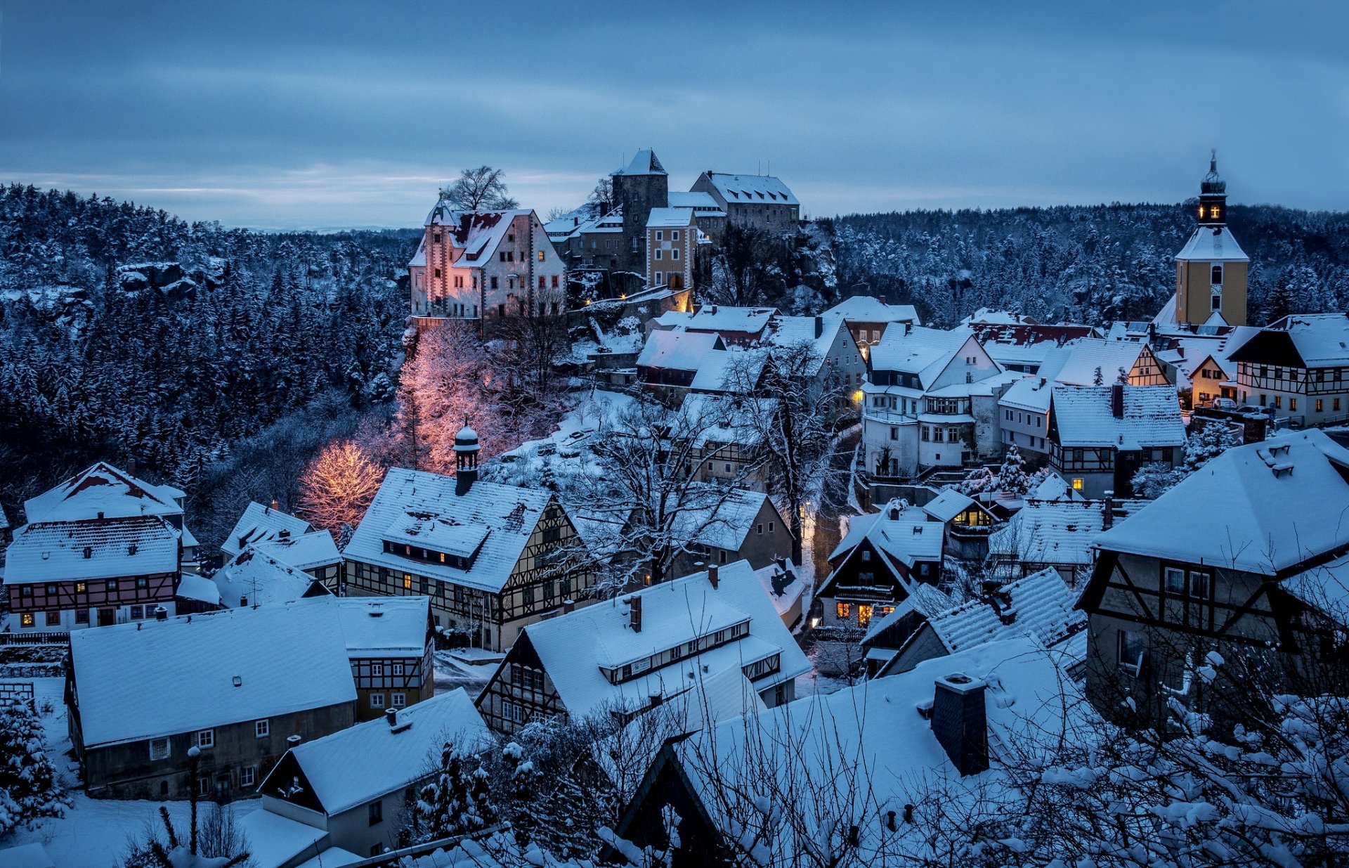 хонштайн саксония landkreis sächsische schweiz германия город саксонская швейцария район зима снег дома вечер