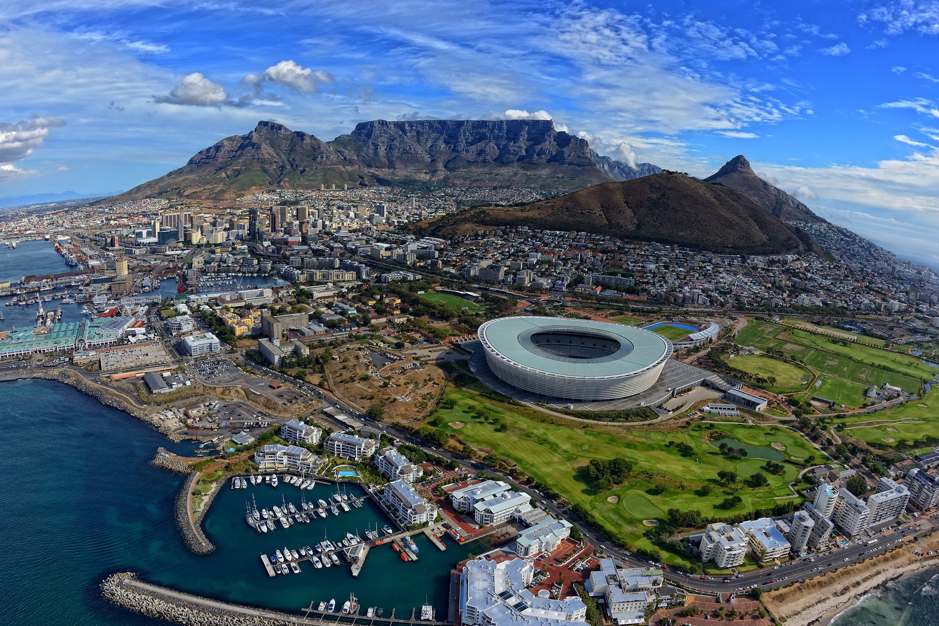 sudáfrica sudáfrica sudáfrica ciudad ciudad del cabo costa atlántica bahía de mesa montaña de la mesa montañas casas estadio mar océano barcos yates invierno febrero richard steed por rivertay lejos por un tiempo