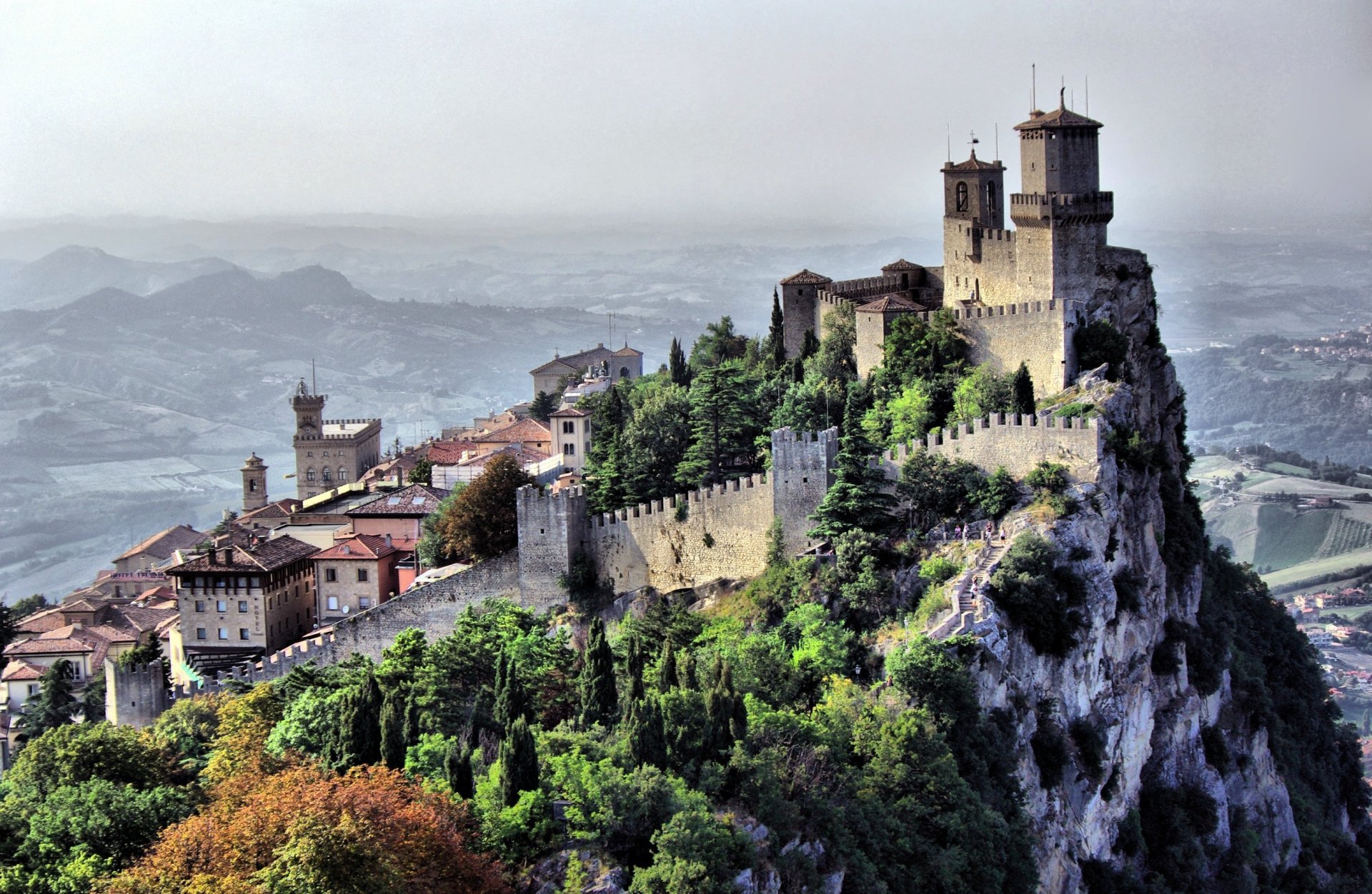 ciudad país san marino paisaje castillo rocas casas edificios montañas cielo