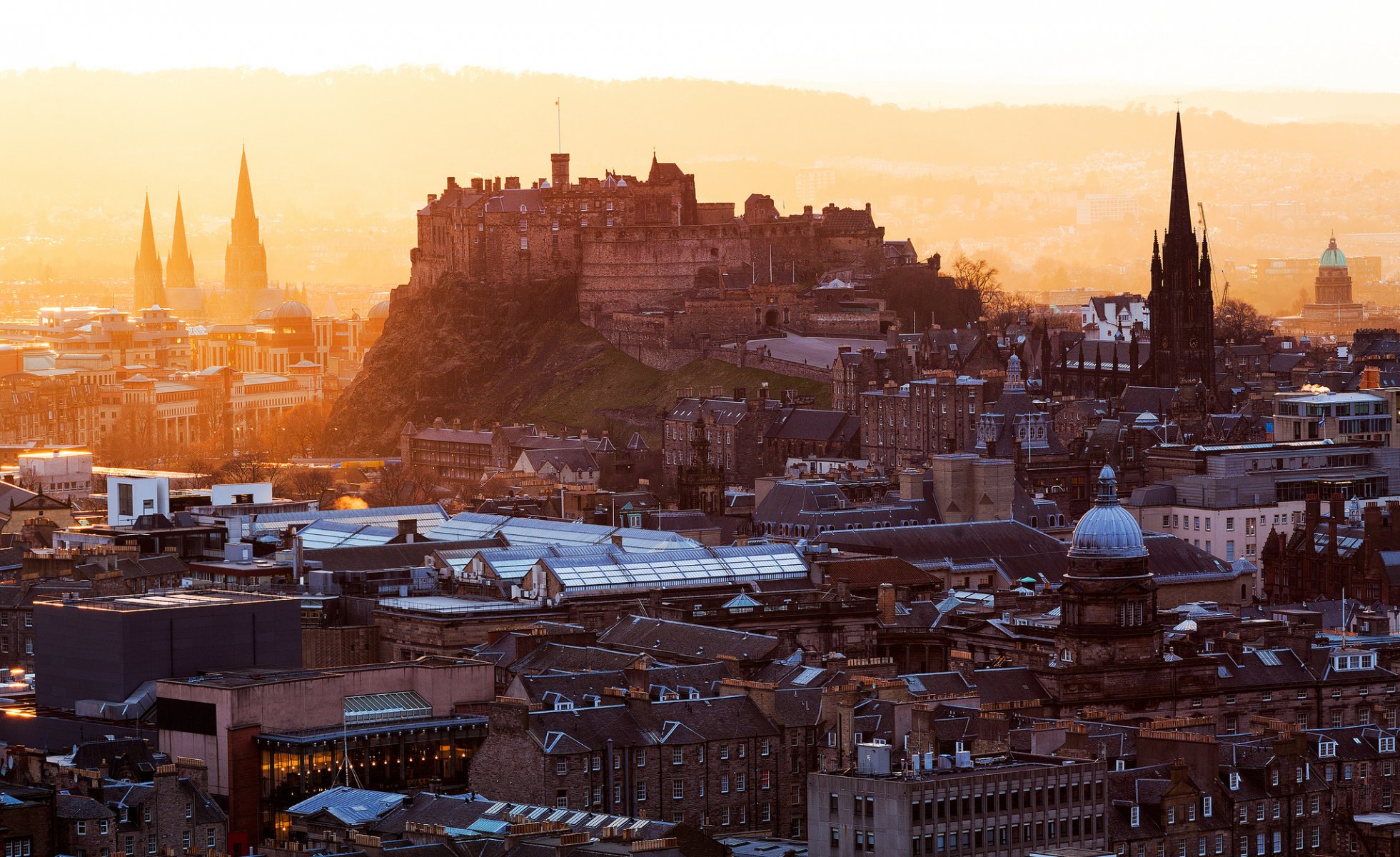 edimburgo castillo de edimburgo escocia reino unido fortaleza ciudad casas edificios techos arquitectura mañana amanecer