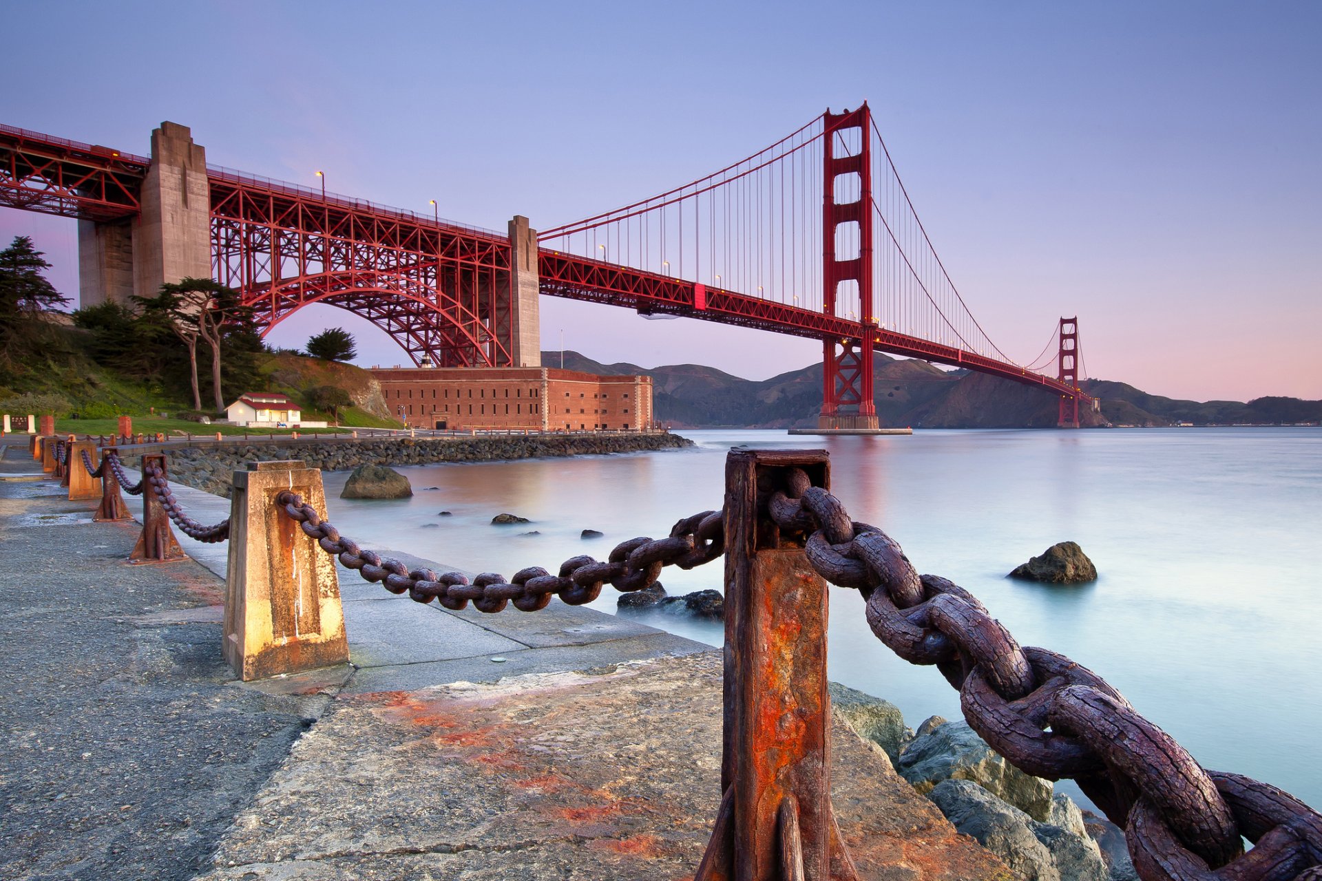 most golden gate san francisco kalifornia stany zjednoczone stany zjednoczone most golden gate miasto wieczór cieśnina kamienie ogrodzenie łańcuchy