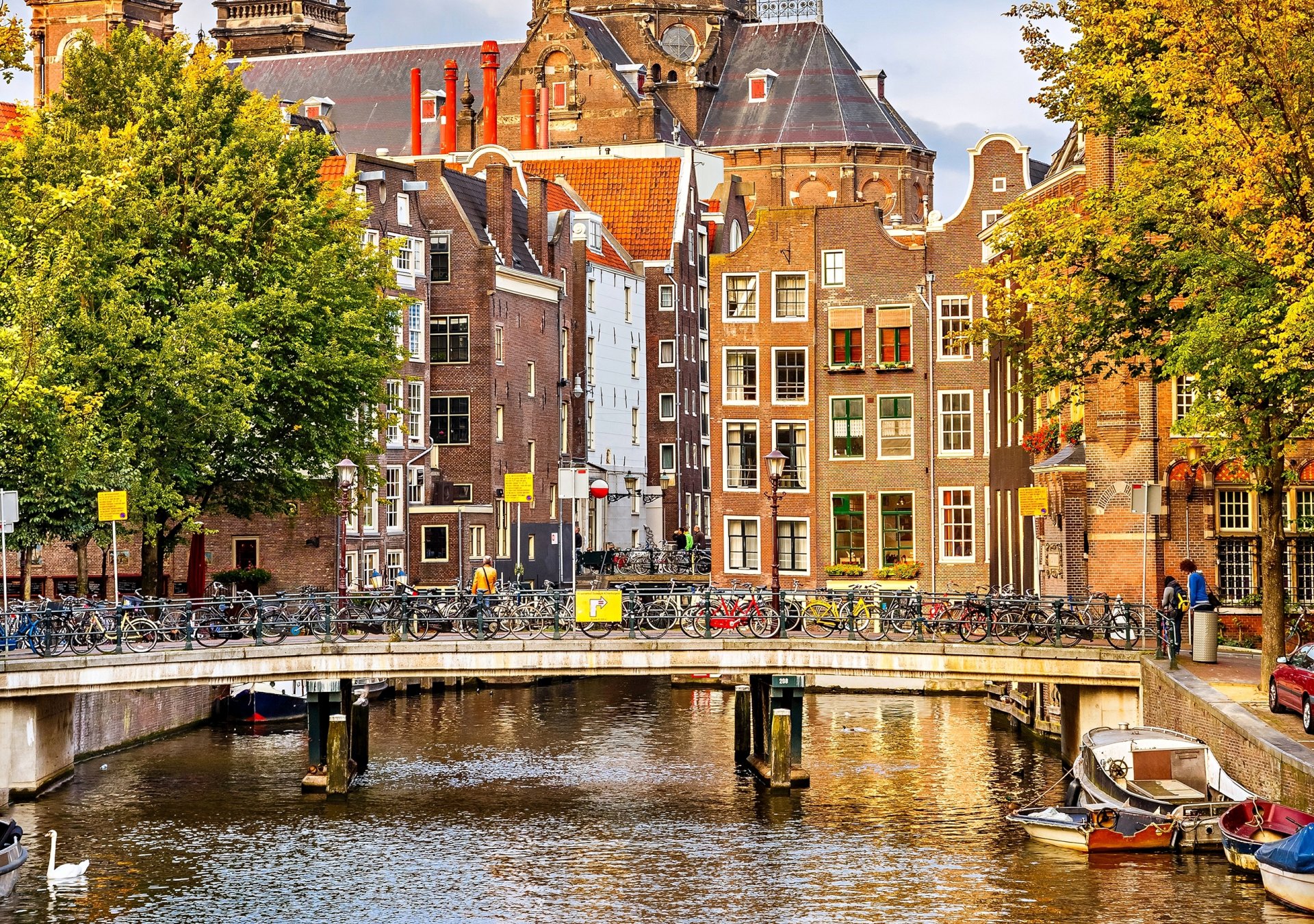 amsterdam pays-bas automne arbres ville maisons bâtiments architecture pont vélos canal rivière bateaux personnes