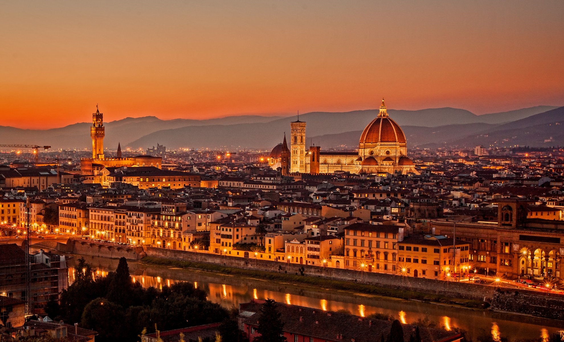 włochy firenze florencja la cattedrale santa maria del fiore toskania santa maria del fiore katedra miasto wieczór zachód słońca widok panorama światła architektura domy budynki most