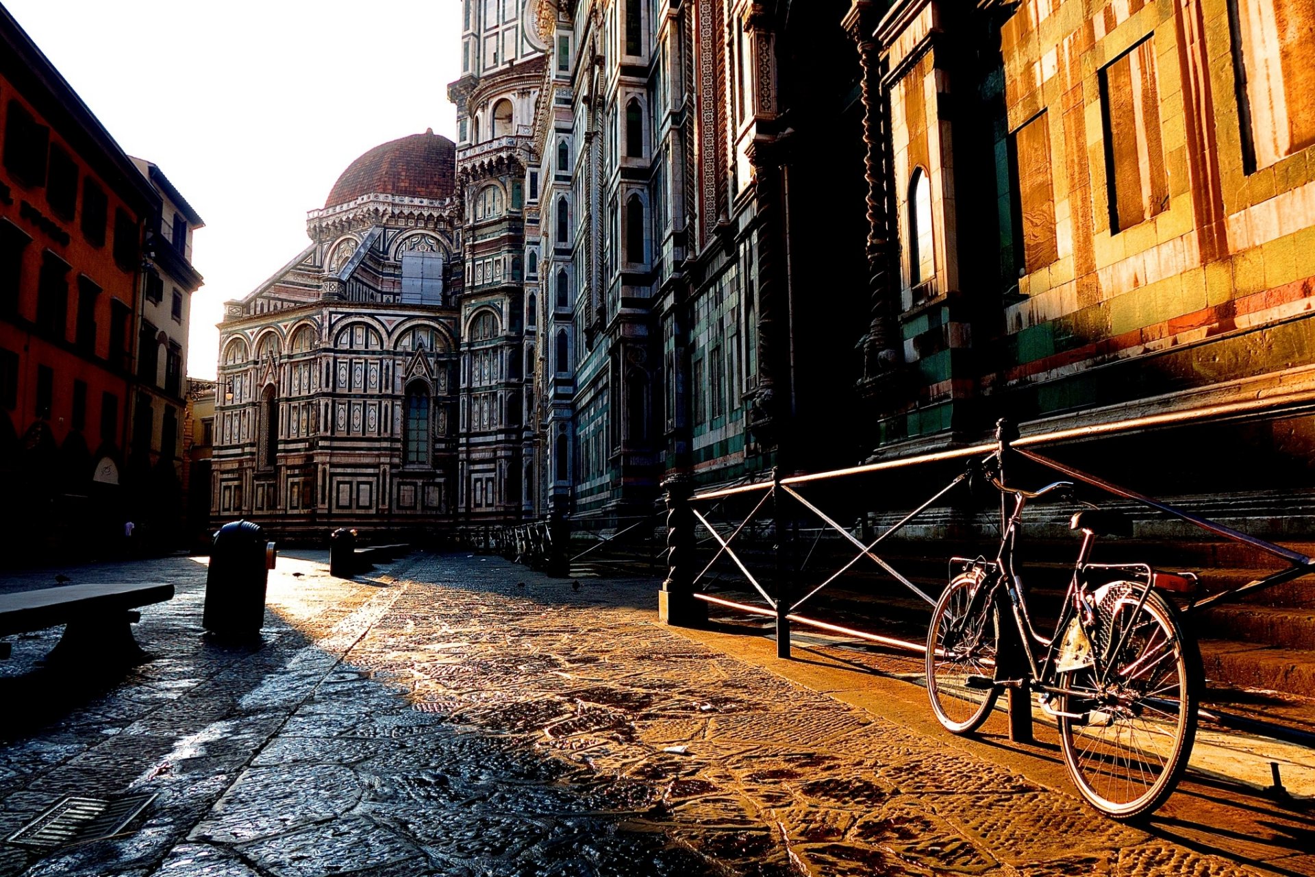 florenz firenze toskana italien stadt straße häuser gebäude zaun fahrrad morgen sonnenaufgang