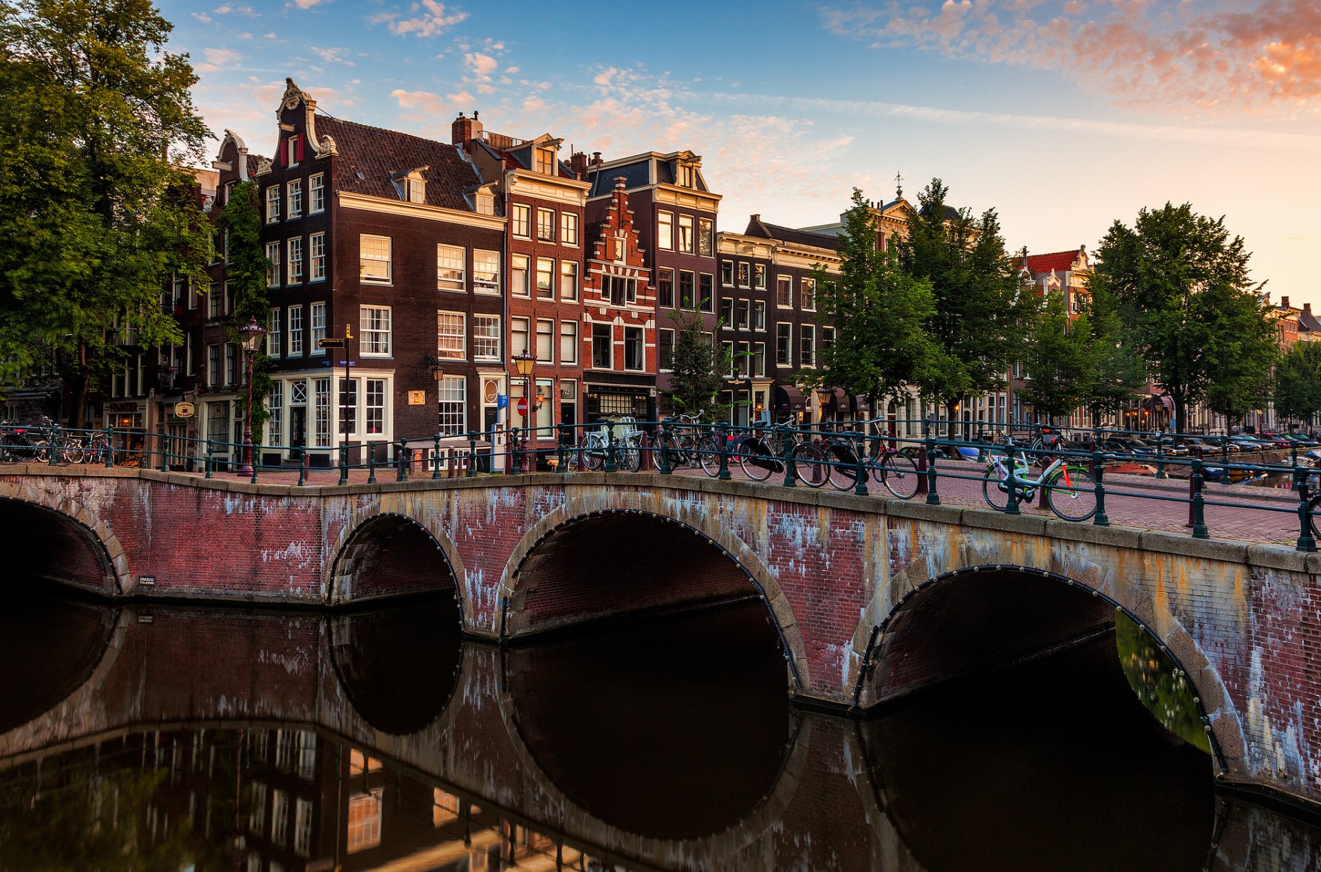 amsterdam pays-bas ville pont vélos canal rivière maisons bâtiments