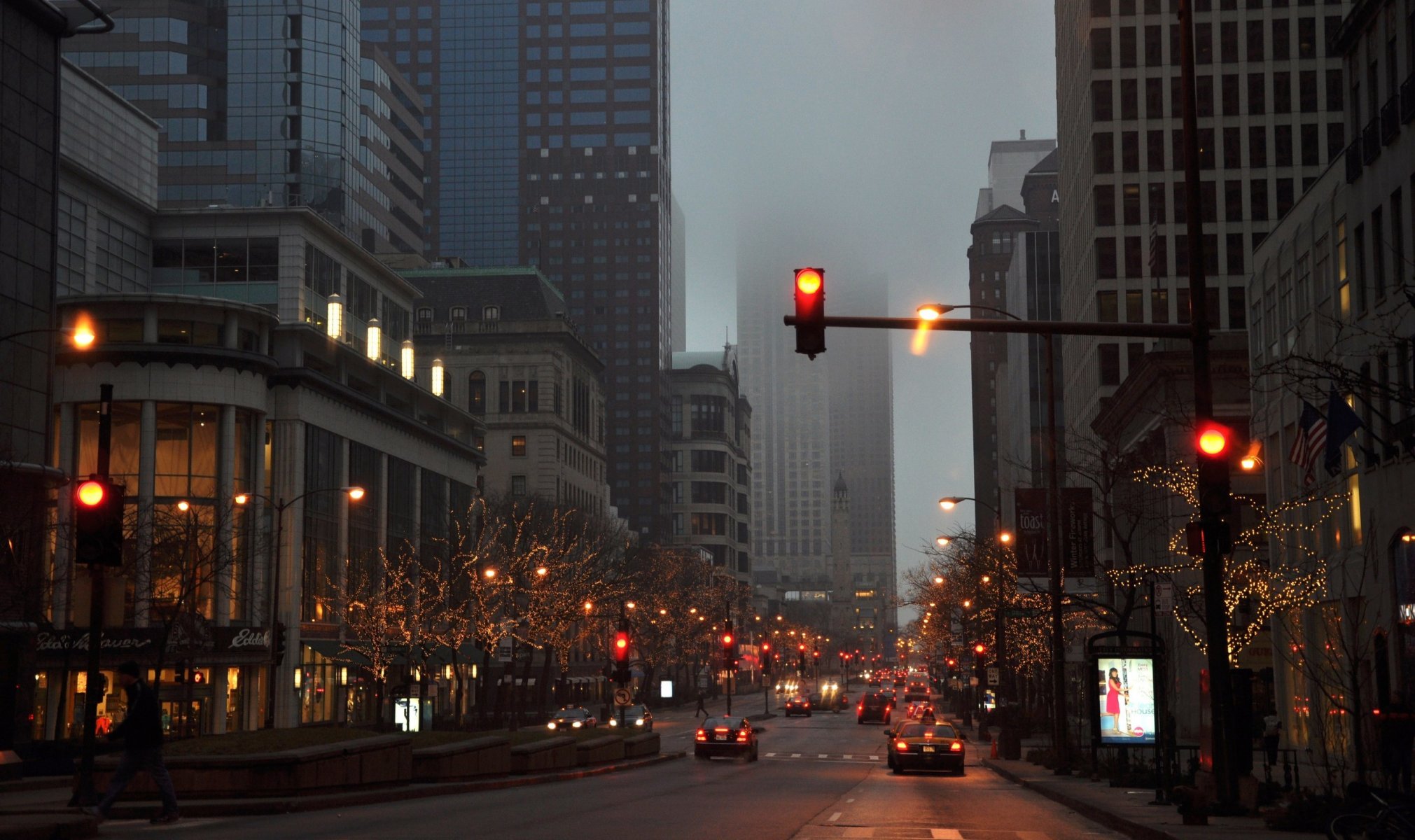 ville brouillard nuageux rue voitures auto chicago soir feux de circulation