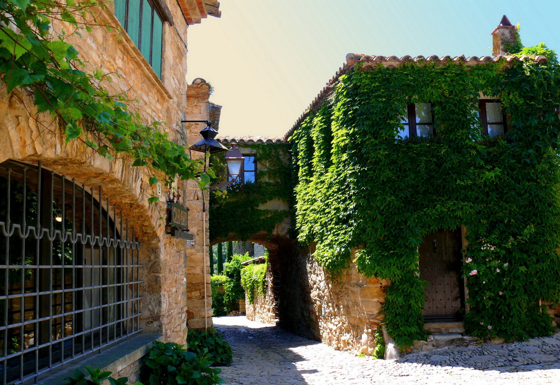 ciudad casa españa cataluña foraljak vegetación linternas flores ventana camino placa puerta techo piedras reshotka