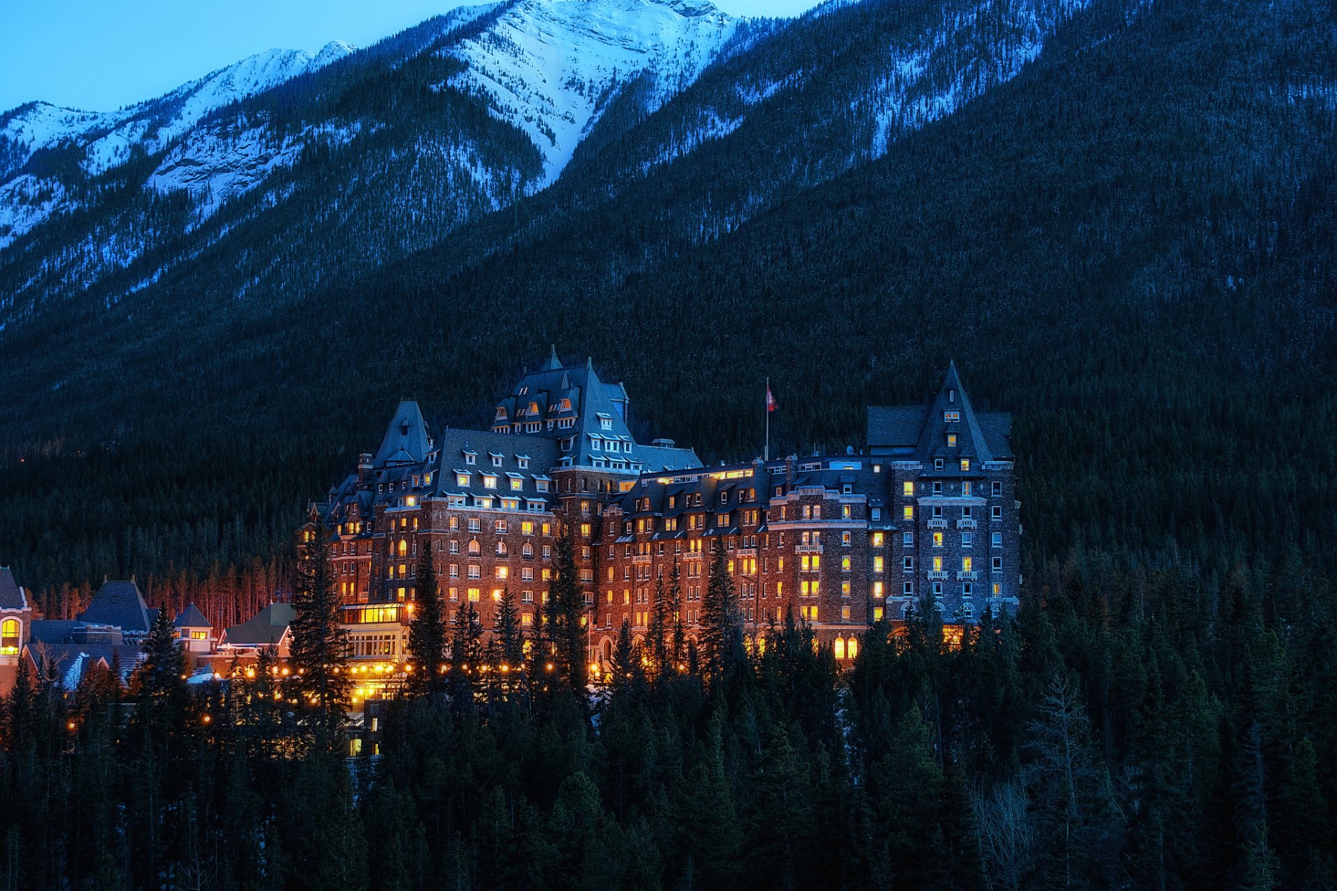 alberta parque nacional de banff canadá banff parque nacional ciudad montañas hotel árboles noche iluminación luz edificio