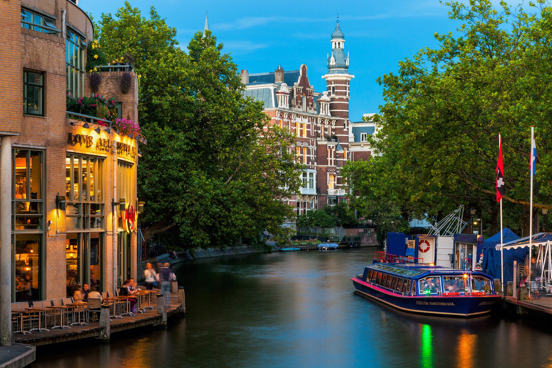 amsterdam città paesi bassi edifici caffè architettura canale fiume tram fiume persone natura alberi