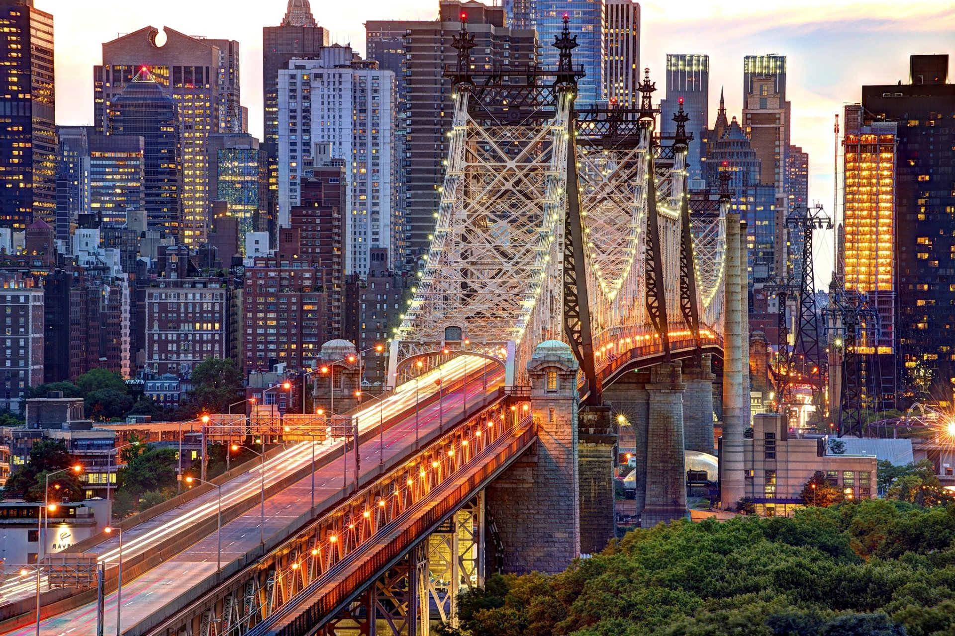 new york usa manhattan queensboro bridge east river quinsborough bridge stadt abend straße lichter laternen beleuchtung bäume wolkenkratzer häuser gebäude hochhäuser