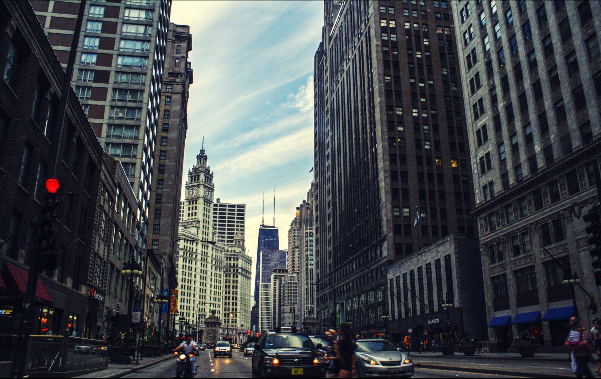 zentrum illinois chicago usa amerika gebäude wolkenkratzer himmel hochhäuser autos straße menschen verkehr