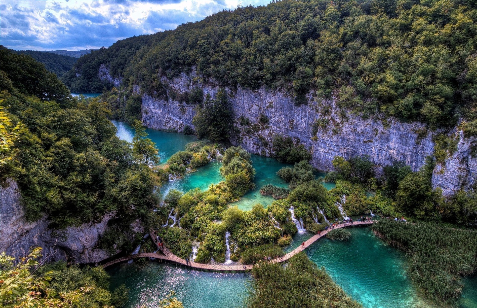 krajobraz most drzewa woda góry ludzie natura